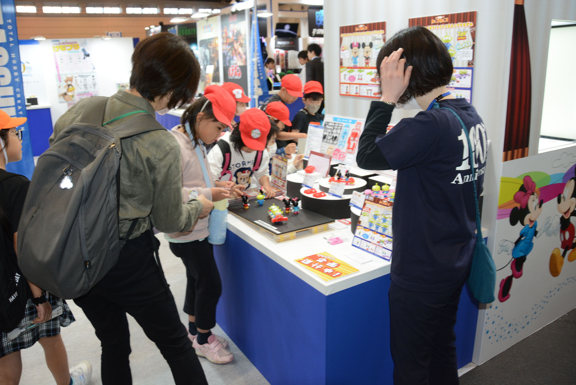 アオシマでは「トコトコミニオン」が人気。組み立て教室では高校生スタッフも活躍していた