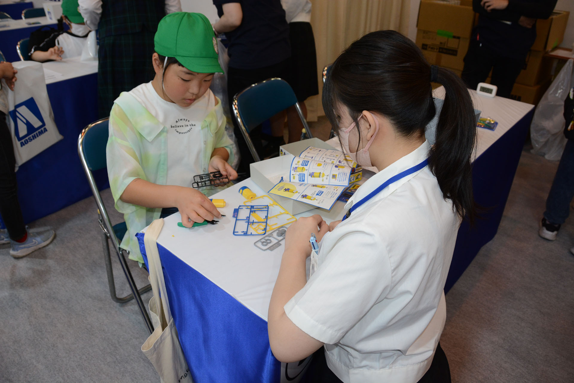 アオシマでは「トコトコミニオン」が人気。組み立て教室では高校生スタッフも活躍していた