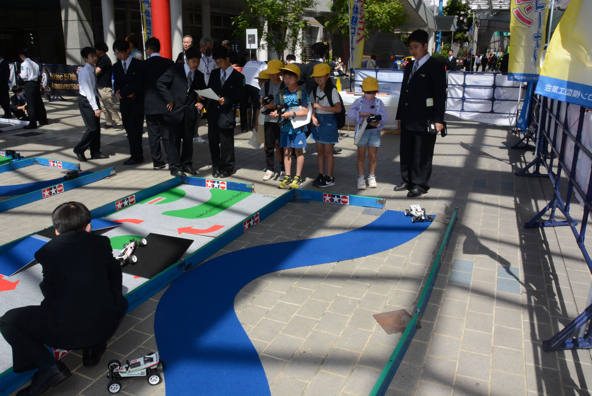 入り口のRC体験コーナー、高校生スタッフが呼び込みも行っていた
