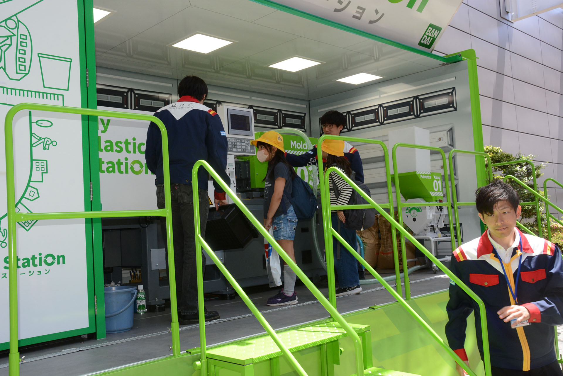 トレーラーに搭載された「マイプラスチックステーション」。全国でBANDAI SPRITSのエコ活動をアピールできる