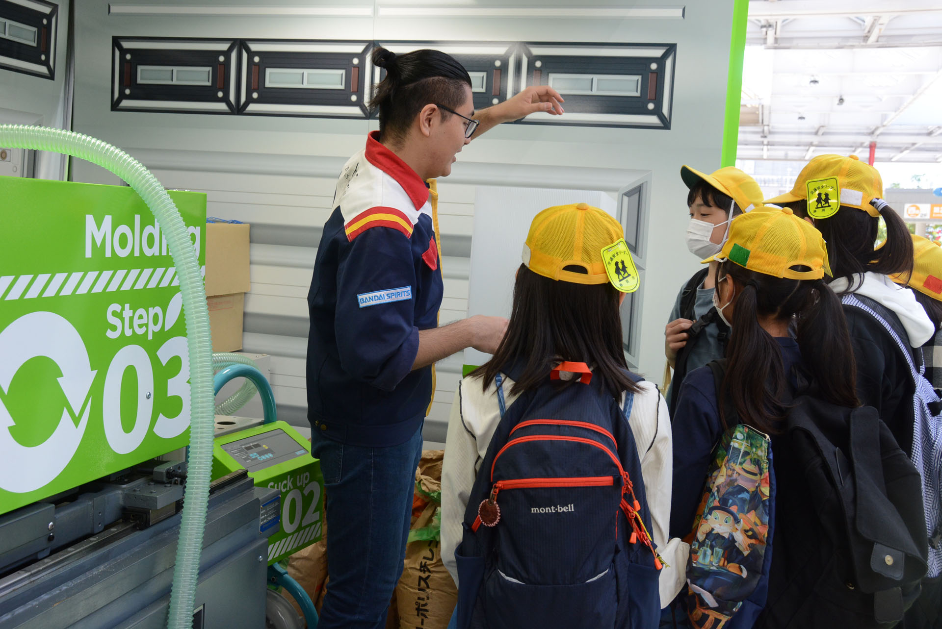 トレーラーに搭載された「マイプラスチックステーション」。全国でBANDAI SPRITSのエコ活動をアピールできる