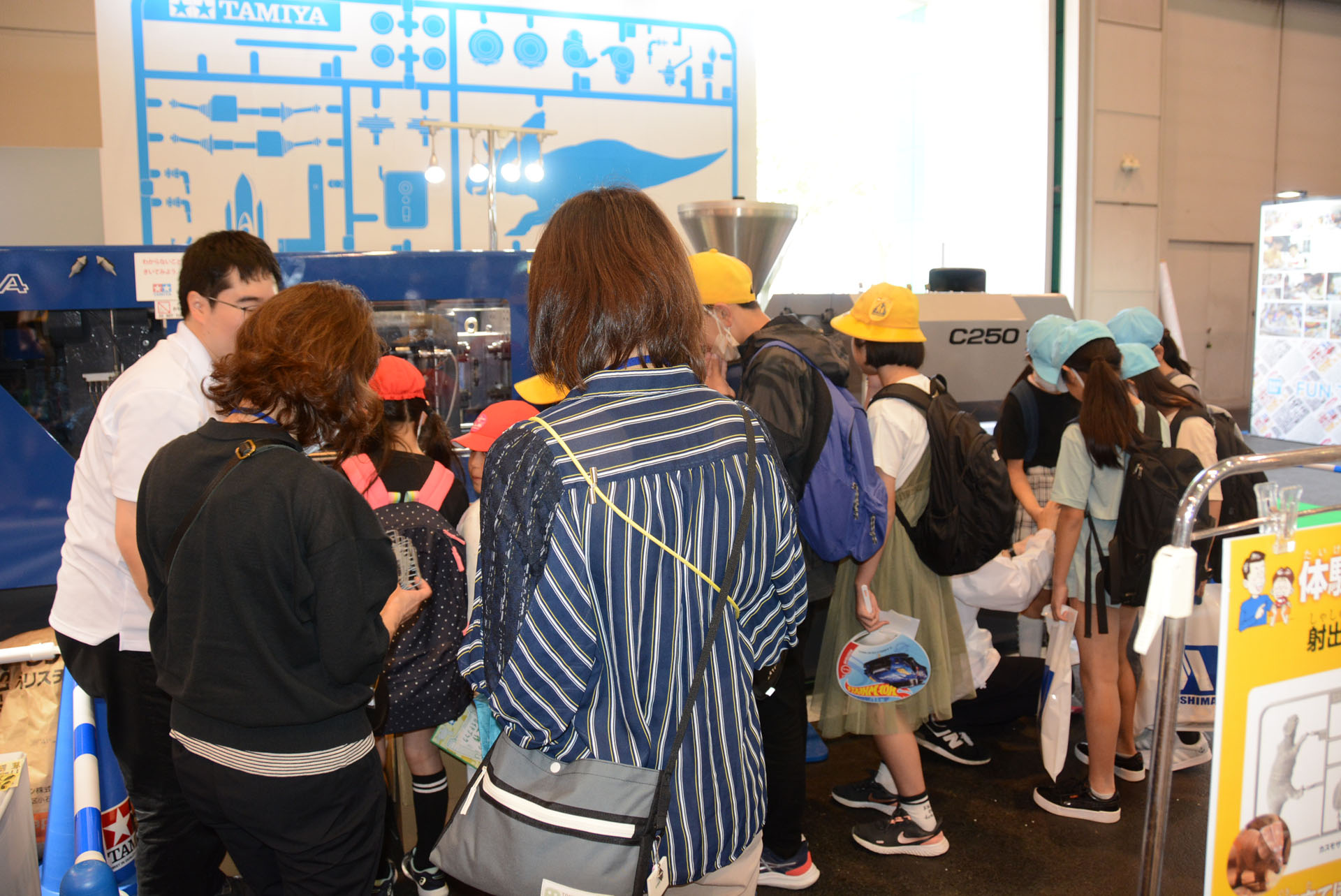 プラモデル射出成形機の展示