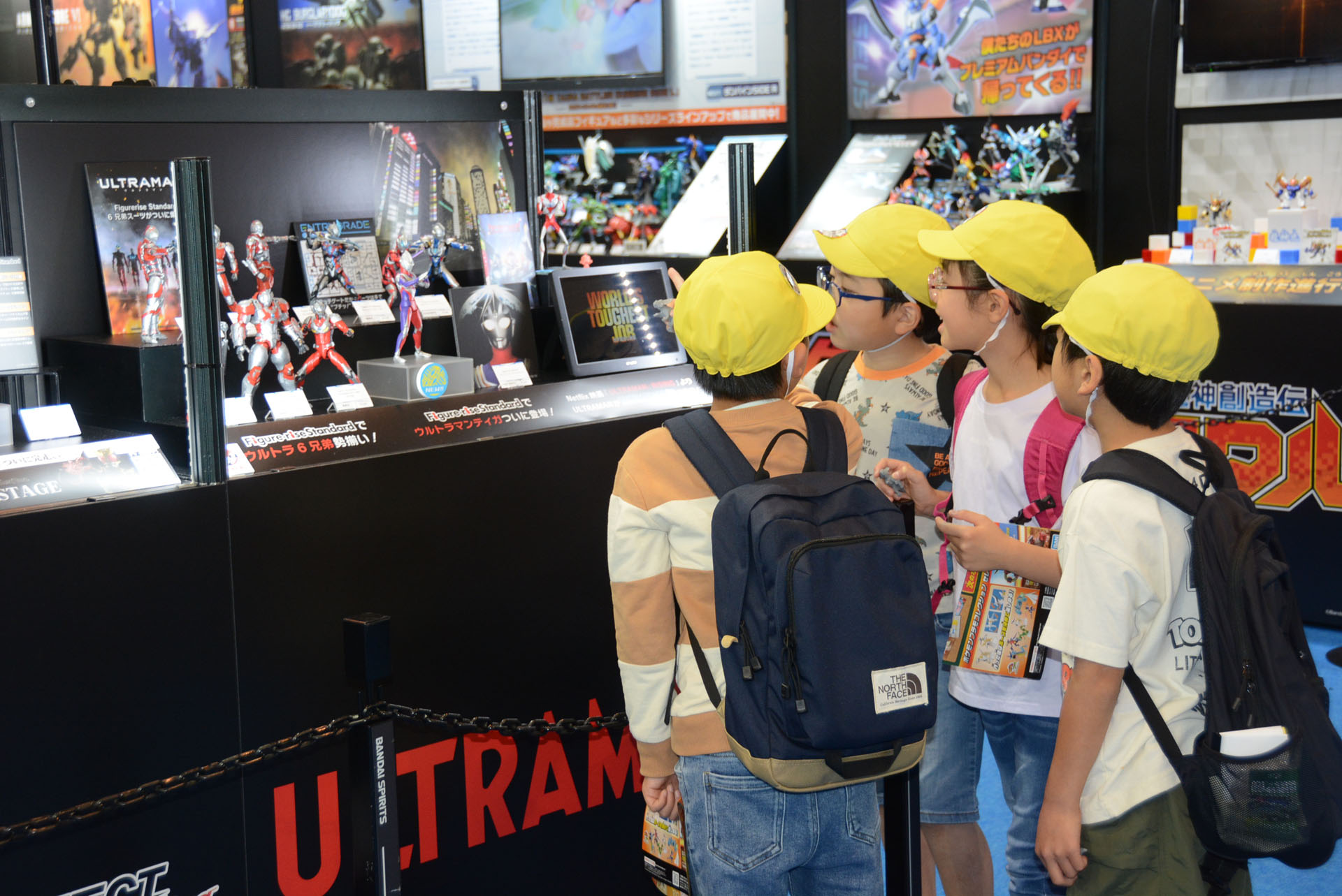 ウルトラマンプラモデルに興味津々