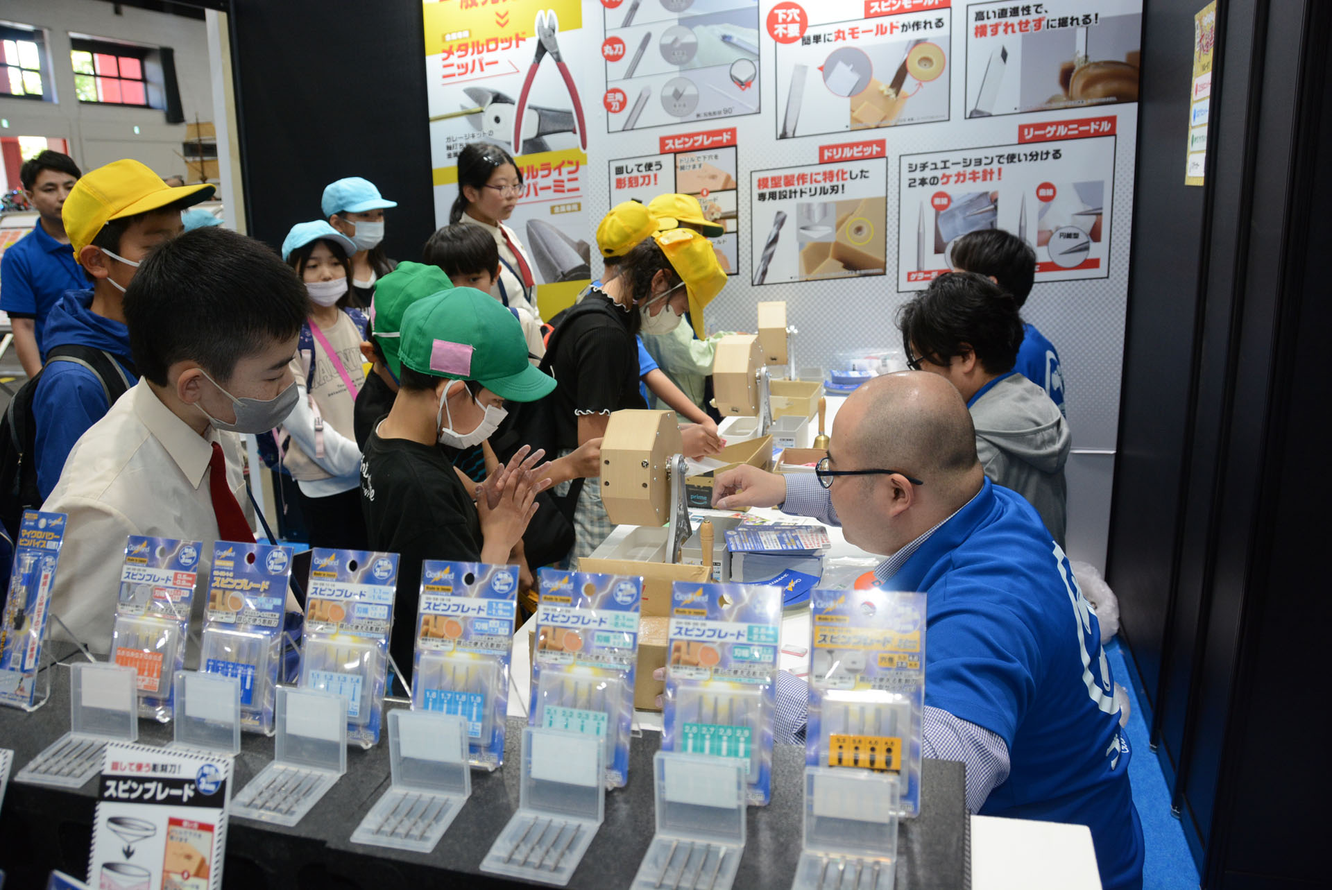 例年高い人気なのがゴッドハンドである。ヤスリで石をピカピカに磨く、ヤスリ体験は希望者が多い