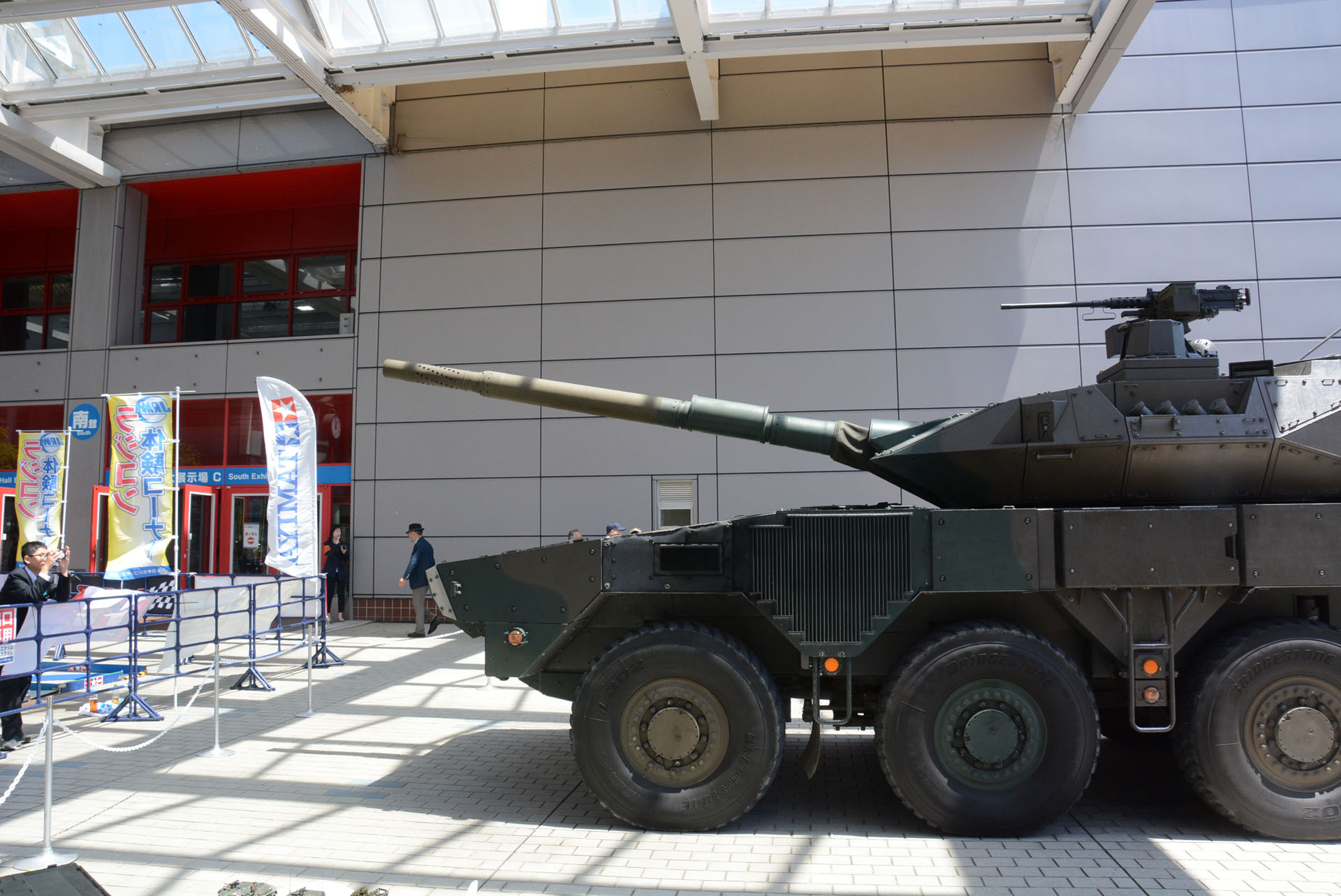 エンジンをかけ、砲塔を動かすデモンストレーションも