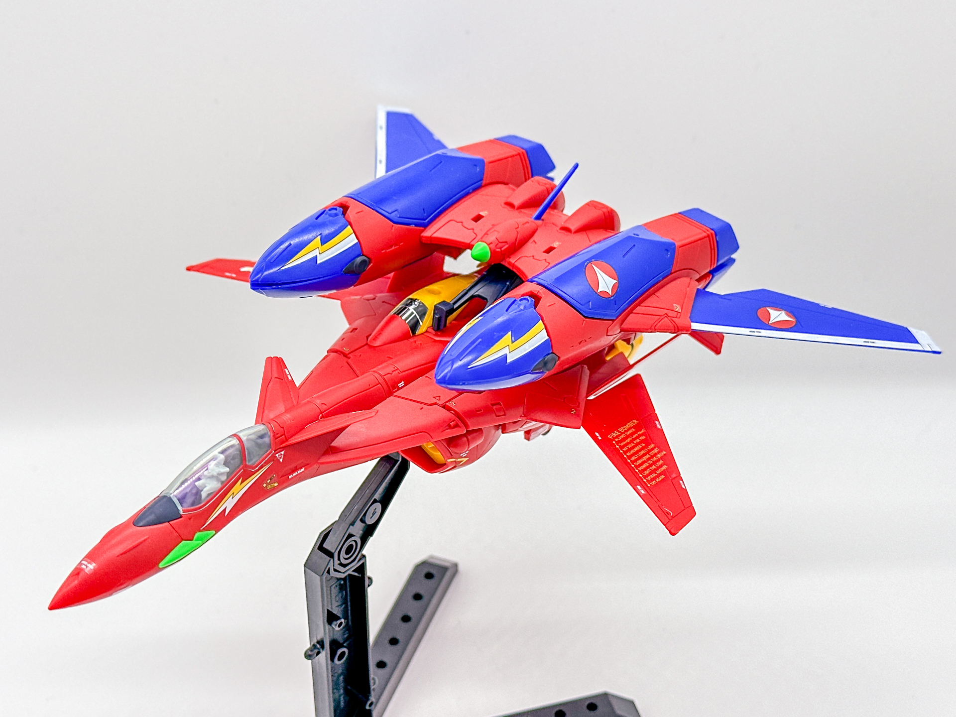 VF-19改のファイター形態。本キットでは、プラモデルオリジナルギミックとしてファイター形態にもサウンドブースターの取り付けが可能です。