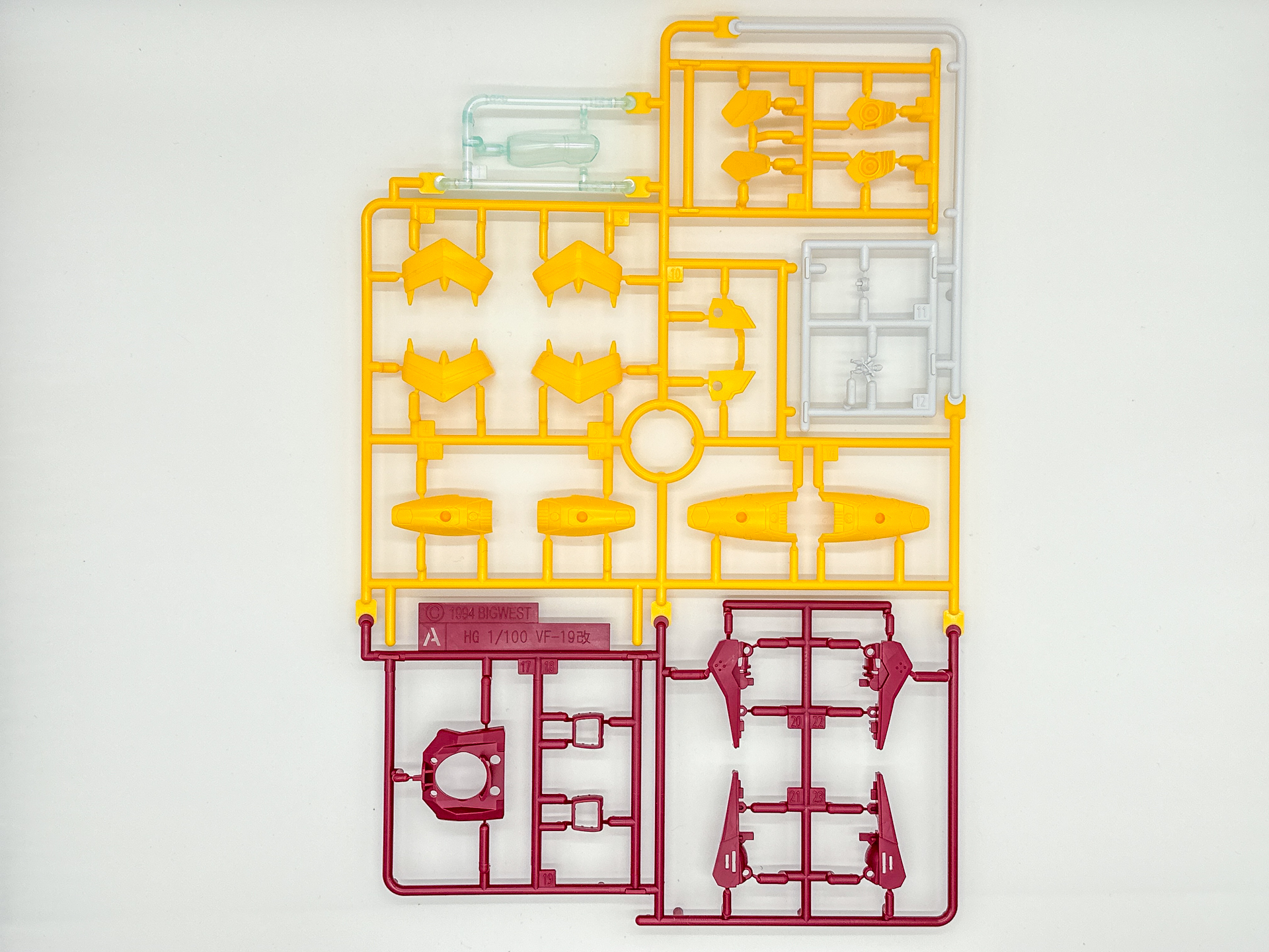 「HG 1/100 VF-19改 ファイヤーバルキリー サウンドブースター装備」を構成するランナーとシール類。一部パーツはYF-19から流用されています。