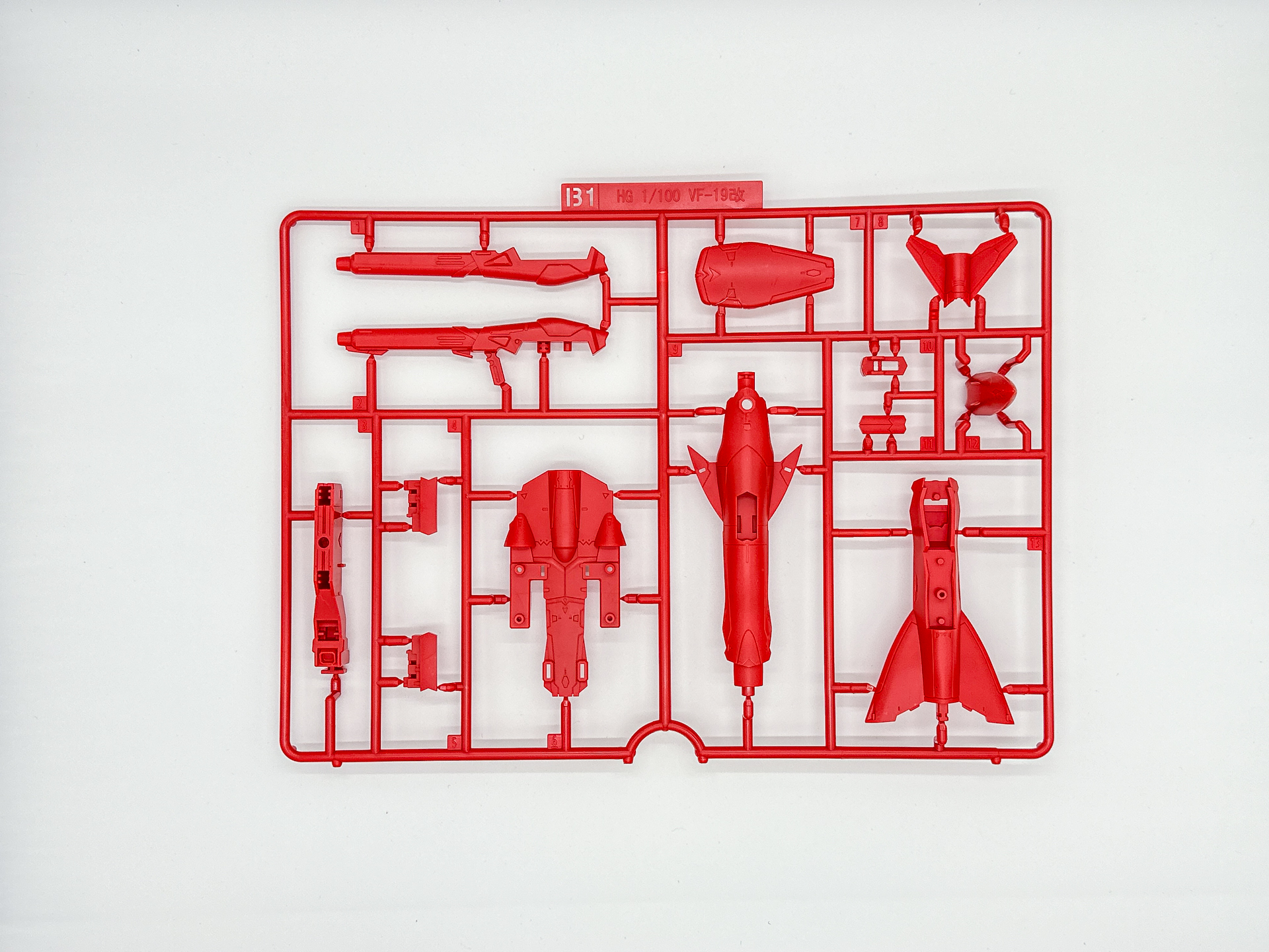 「HG 1/100 VF-19改 ファイヤーバルキリー サウンドブースター装備」を構成するランナーとシール類。一部パーツはYF-19から流用されています。