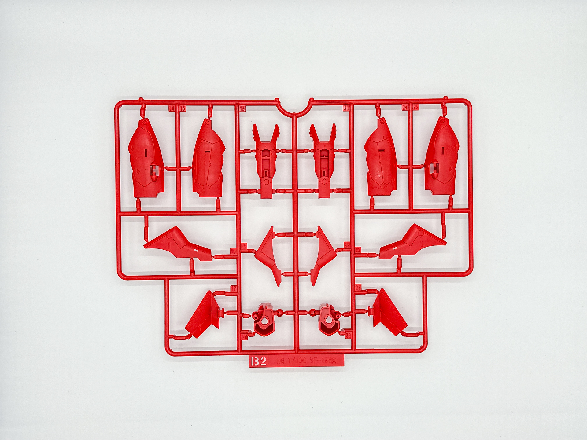 「HG 1/100 VF-19改 ファイヤーバルキリー サウンドブースター装備」を構成するランナーとシール類。一部パーツはYF-19から流用されています。