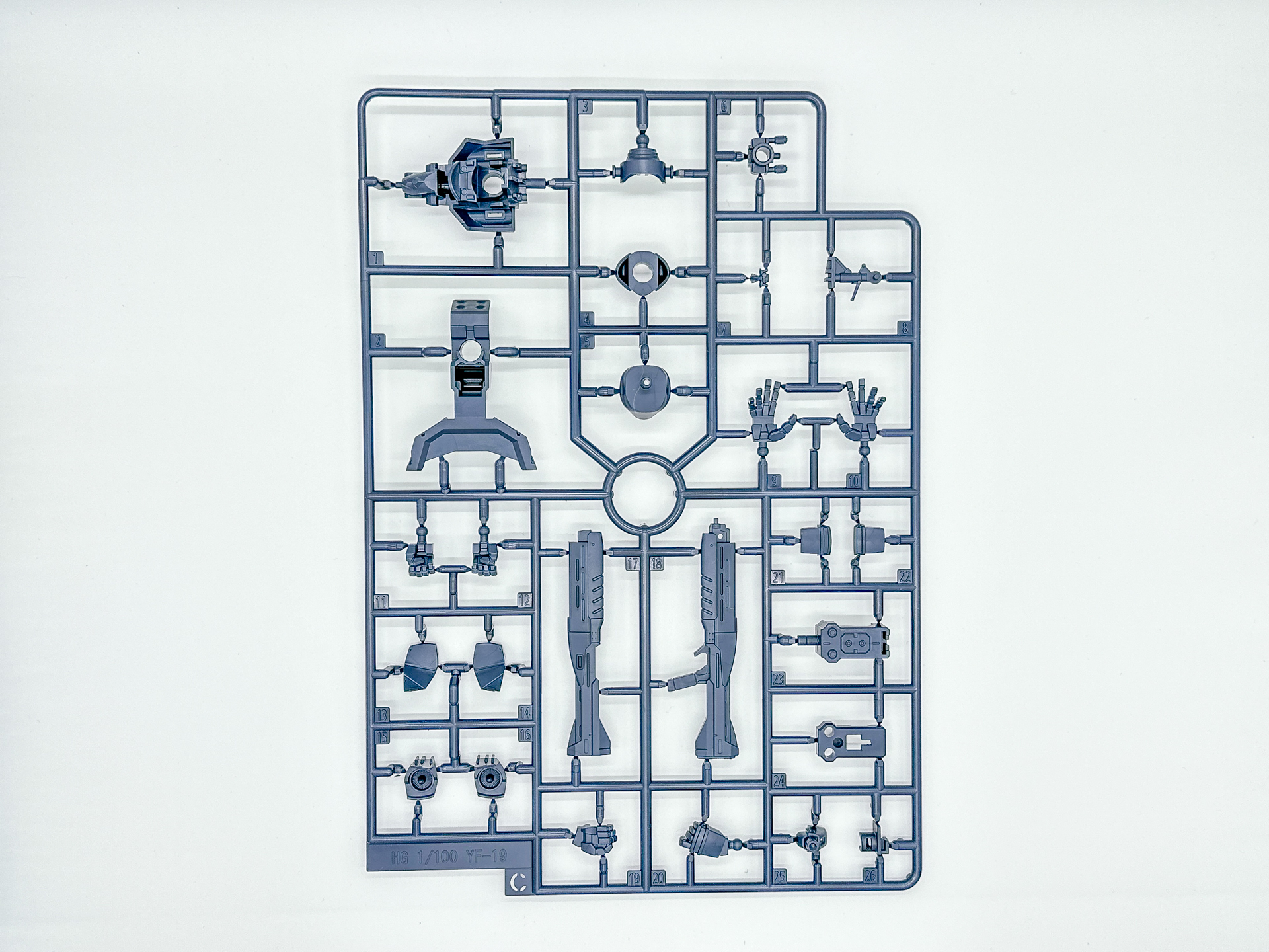 「HG 1/100 VF-19改 ファイヤーバルキリー サウンドブースター装備」を構成するランナーとシール類。一部パーツはYF-19から流用されています。