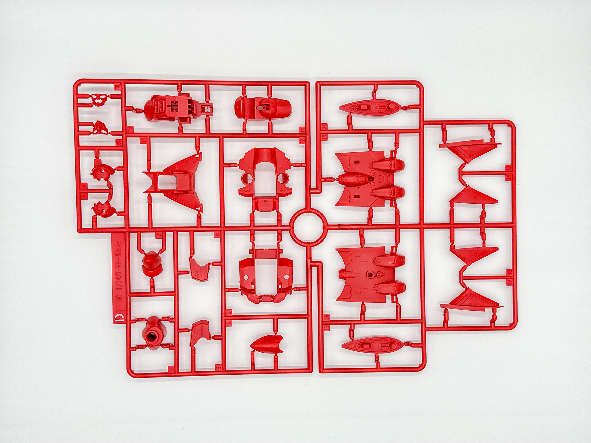 「HG 1/100 VF-19改 ファイヤーバルキリー サウンドブースター装備」を構成するランナーとシール類。一部パーツはYF-19から流用されています。