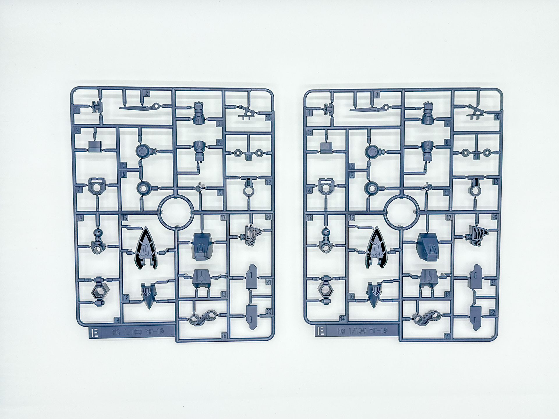 「HG 1/100 VF-19改 ファイヤーバルキリー サウンドブースター装備」を構成するランナーとシール類。一部パーツはYF-19から流用されています。