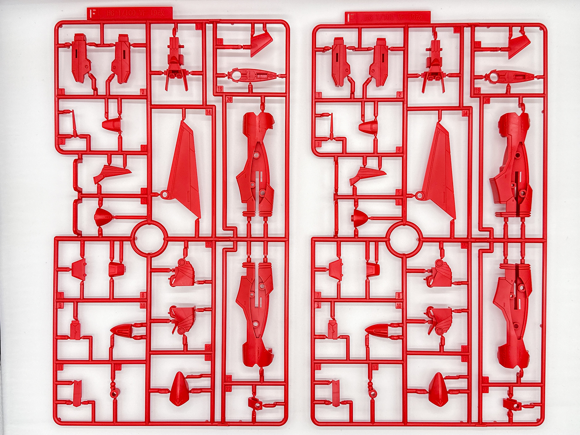 「HG 1/100 VF-19改 ファイヤーバルキリー サウンドブースター装備」を構成するランナーとシール類。一部パーツはYF-19から流用されています。