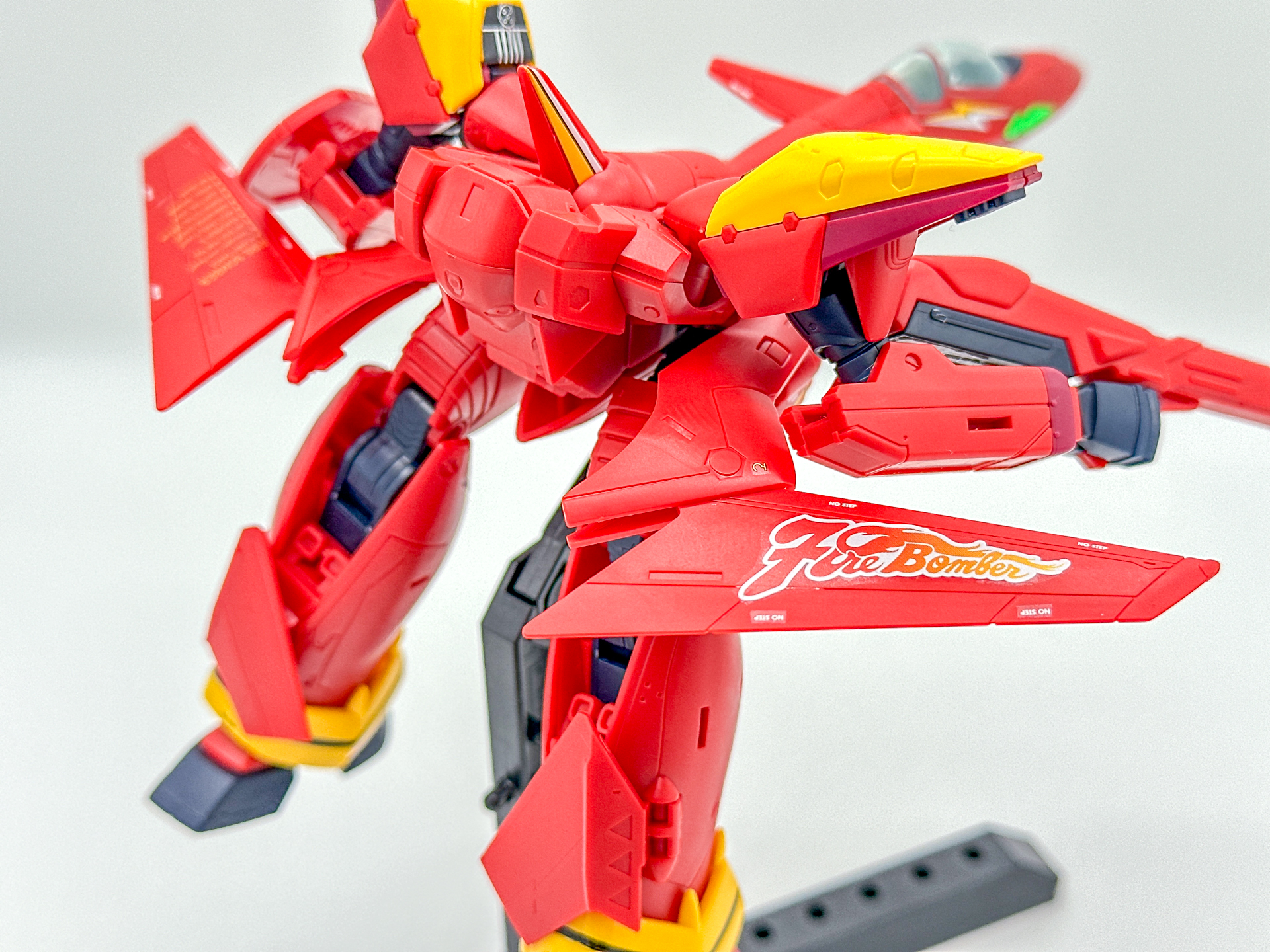 背面のアップ。膝裏から内部フレームが見える構造となっています。