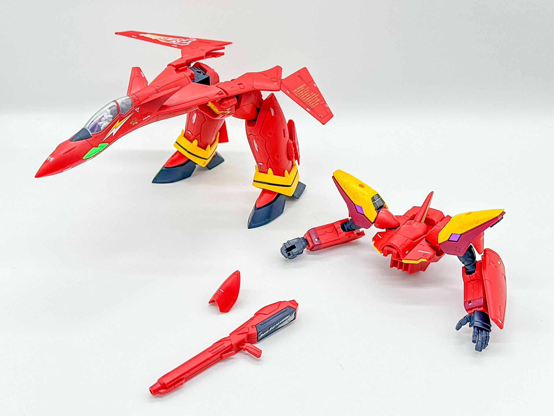 ガウォークを分解します。この際、上半身は差し替えパーツと交換します。