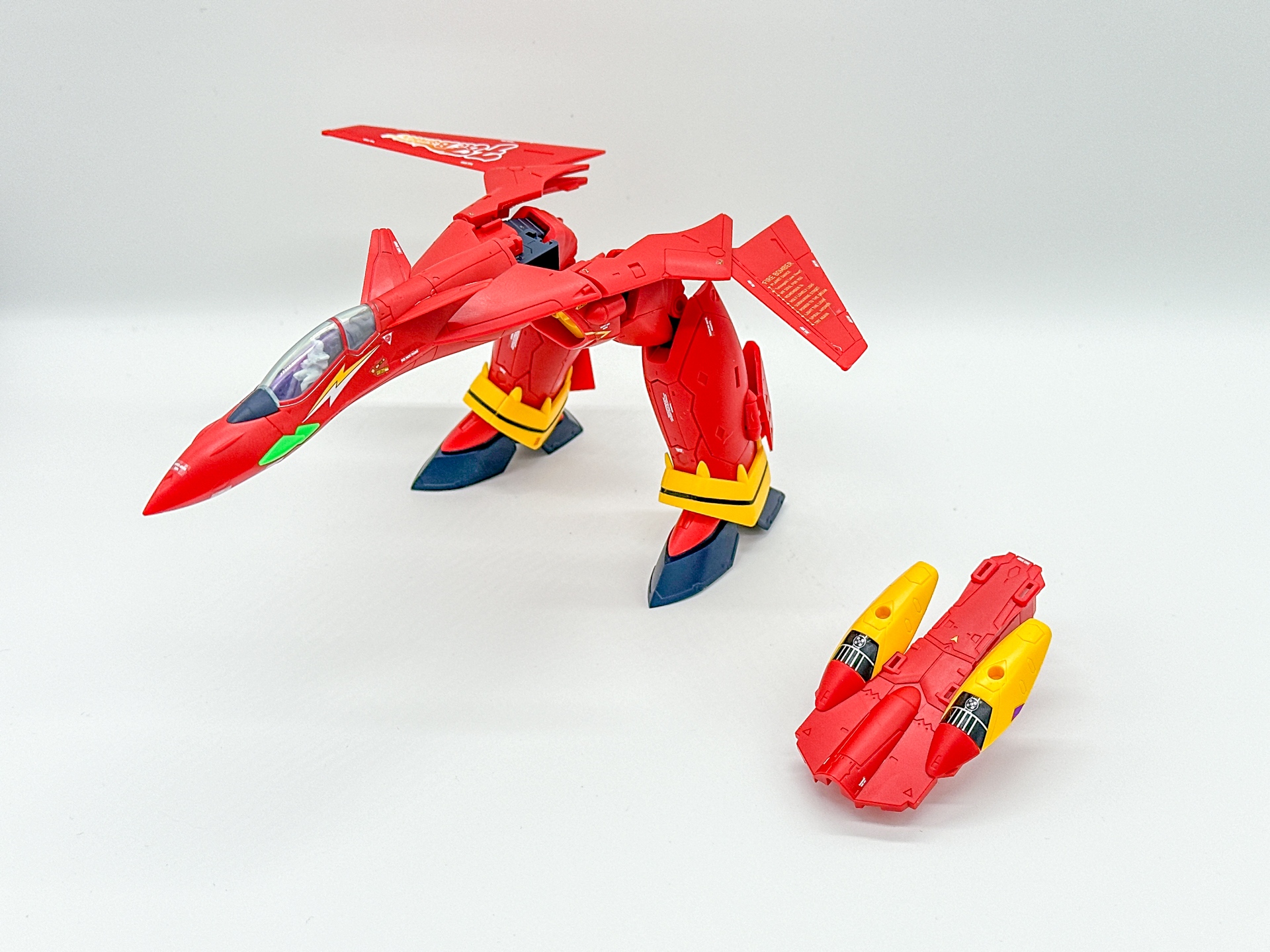 差し替え用腕部パーツを下半身パーツに接続します。差し替え用腕部パーツは差し替え前と比較するとかなり小型化しています。