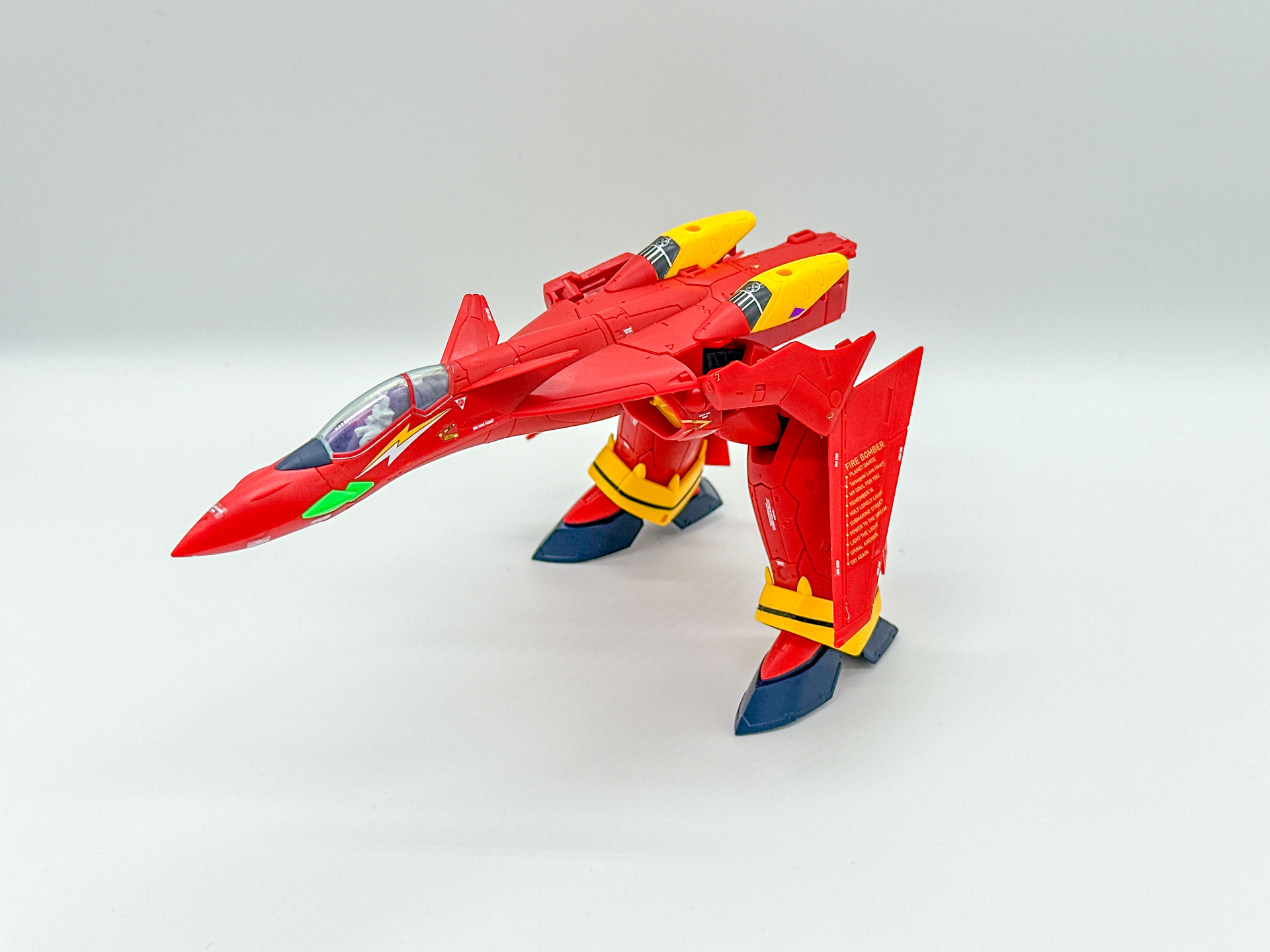 主翼を下げ、差し替え用腕部パーツを取り付けます。