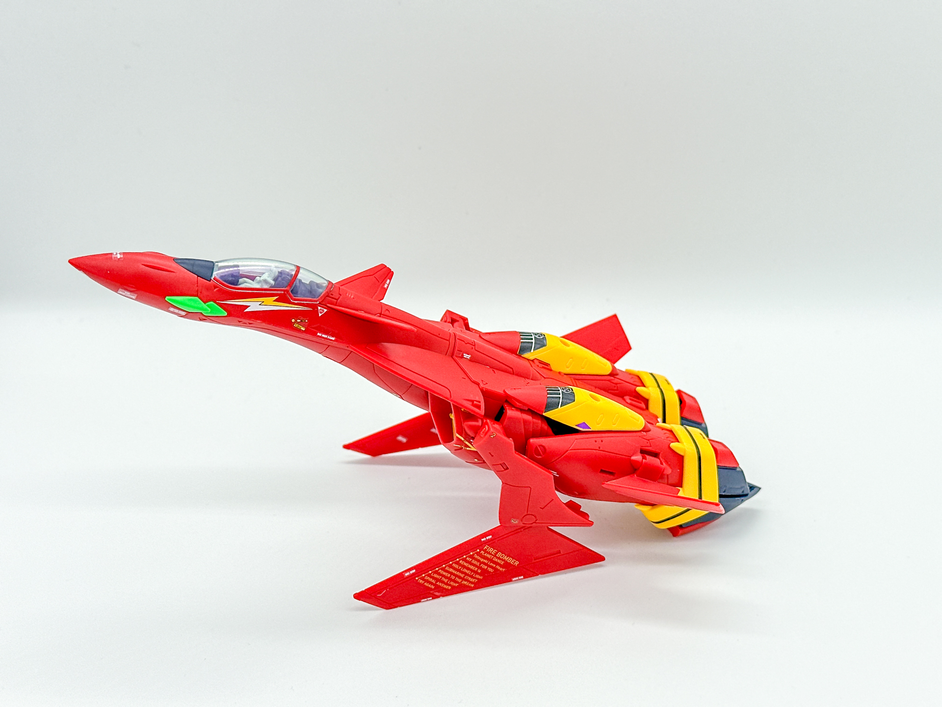 脚部関節真っすぐに伸ばした後、関節を押し込み固定します。