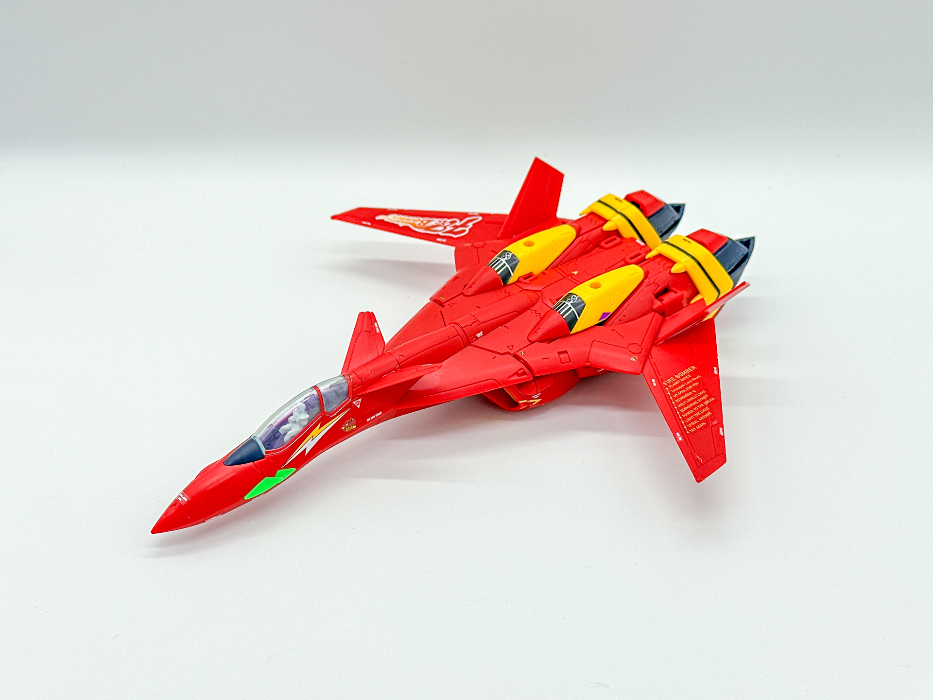 主翼を展開し、脚部ロックピンで固定します。