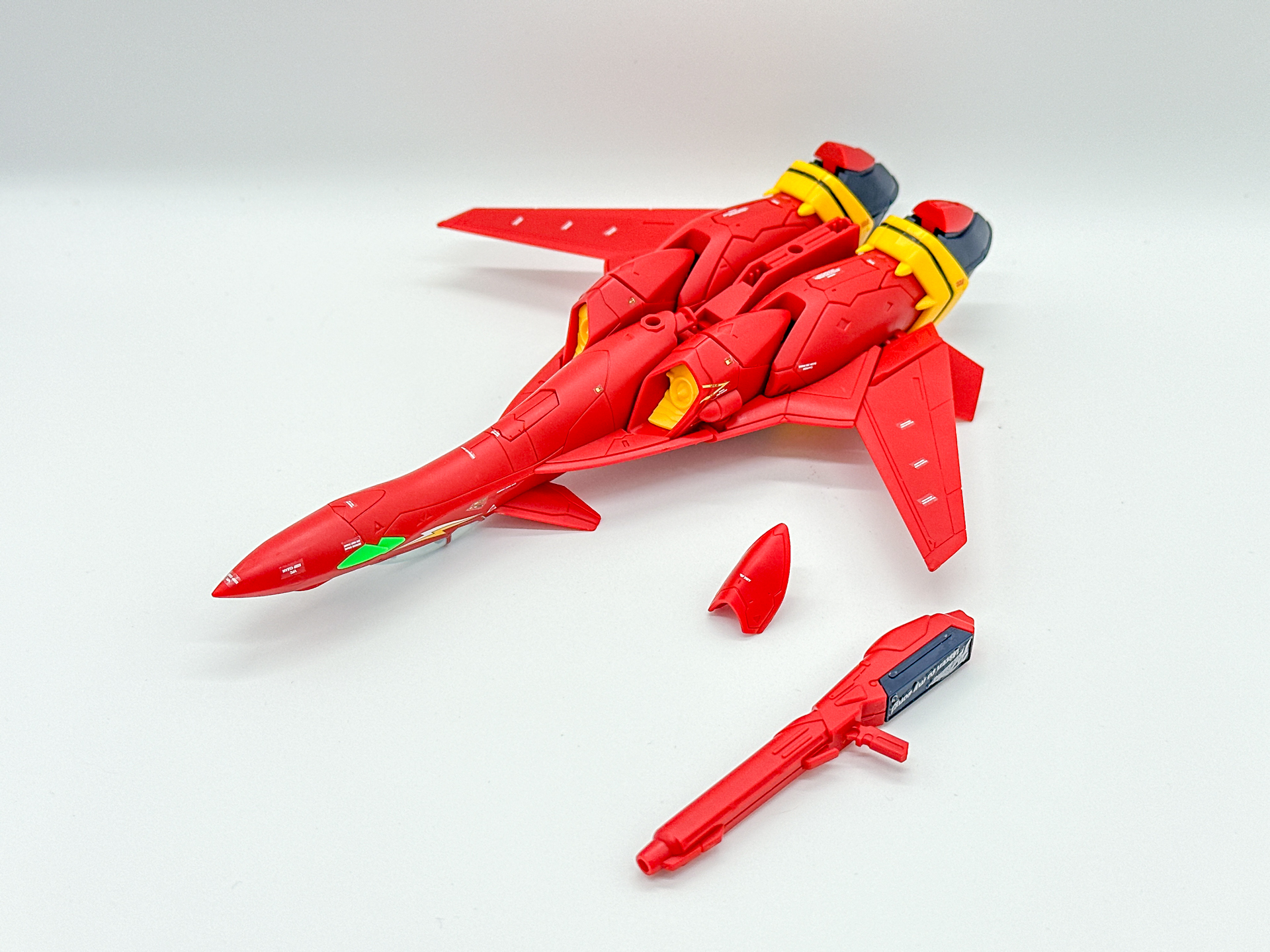 下面に、腰部装甲とランチャーポッドを固定してファイター形態への変形完了です。