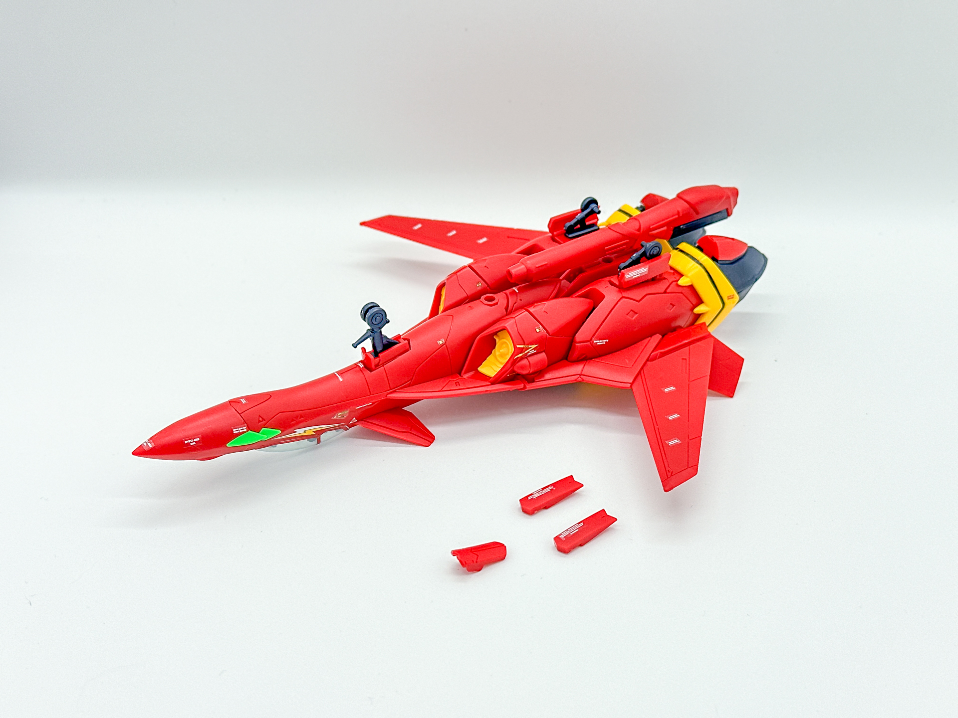 駐機状態を再現するためにランディングギアを取り付けることができます。ランディングギアのカバーを取り外し、ランディングギアを取り付けます。