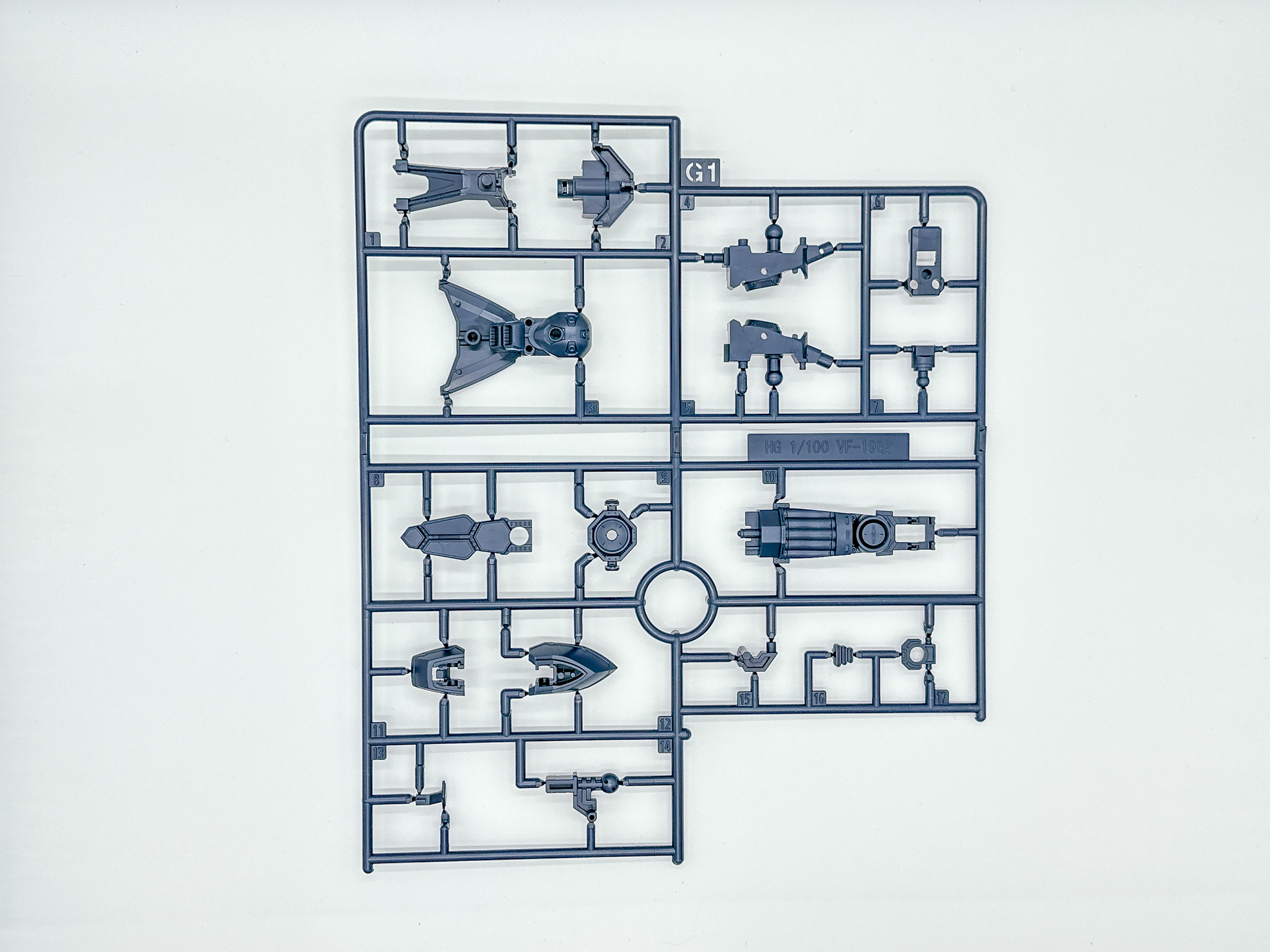 「HG 1/100 VF-19改 ファイヤーバルキリー サウンドブースター装備」を構成するランナーとシール類。一部パーツはYF-19から流用されています。