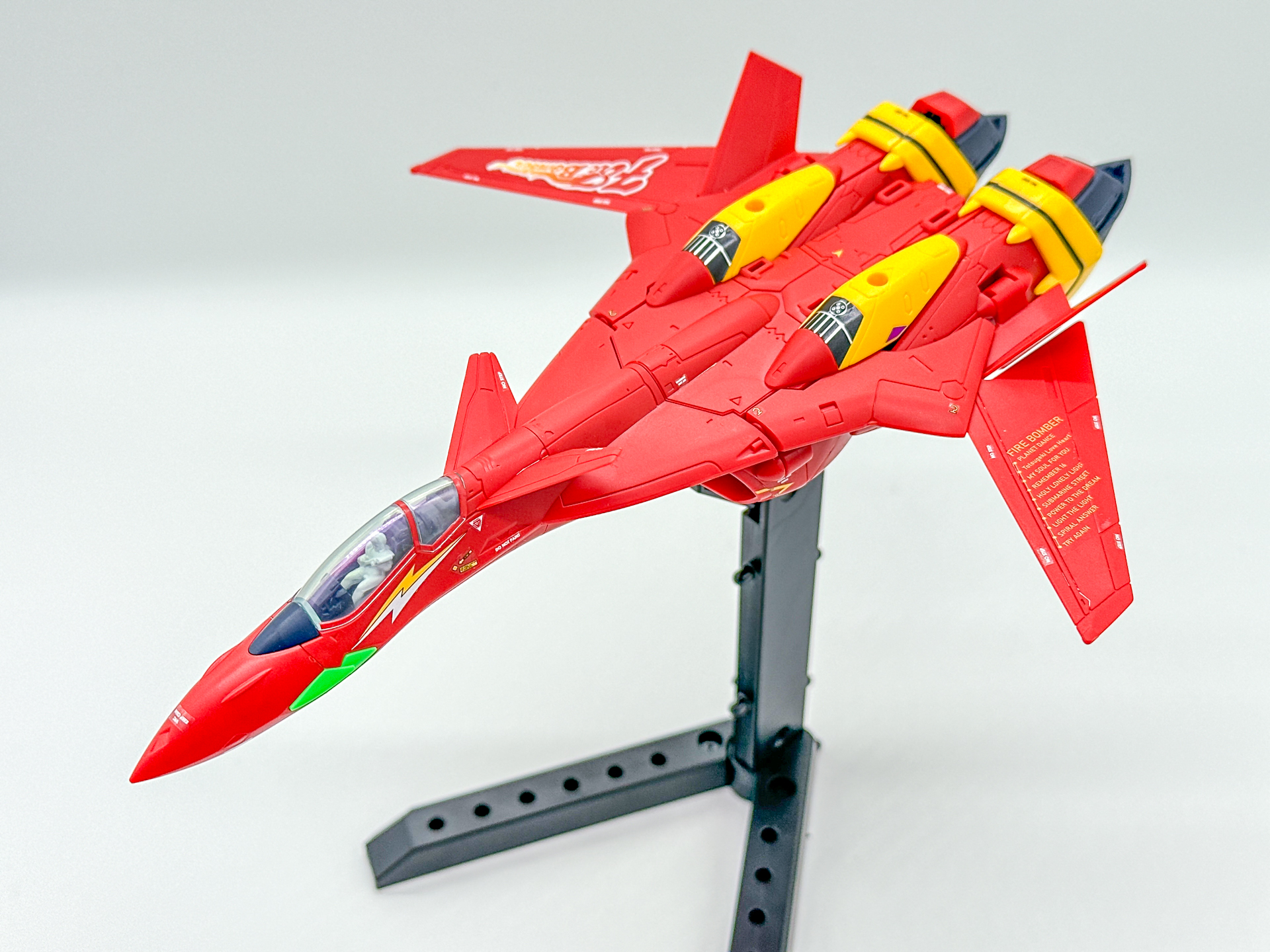 スタンドパーツを使用して飛行状態を再現してみました。前進翼が特徴的なデザインとなっています。