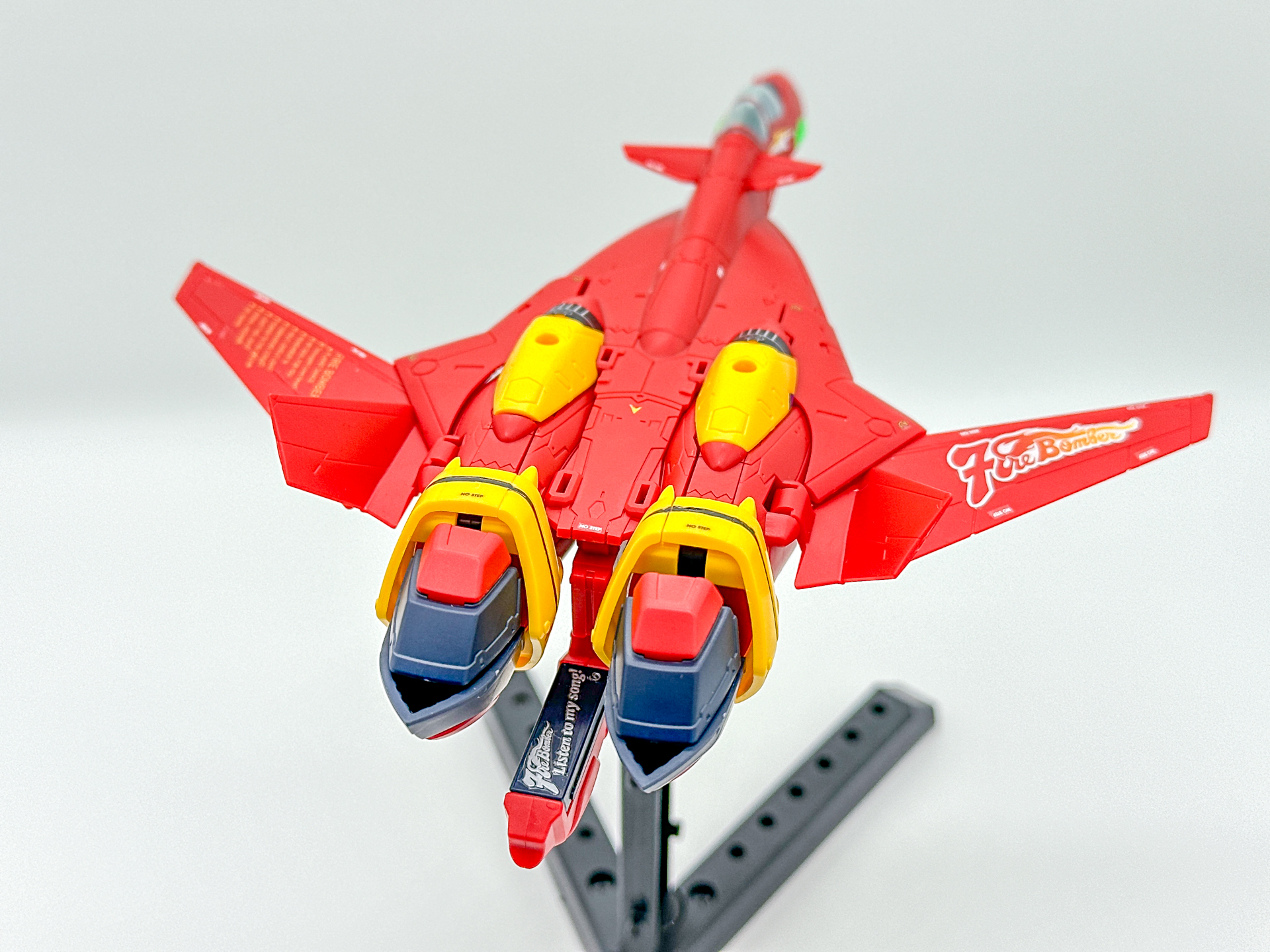 背面のアップ。差し替え変形により腕部が張り出していないため、空気抵抗が少ない印象を与えます。