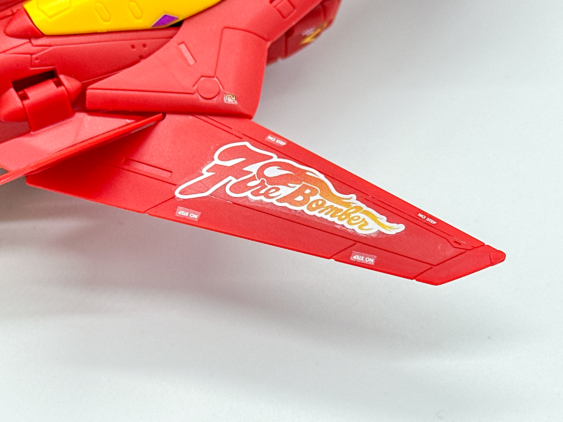 右主翼のアップ。ファイヤーボンバーのロゴは水転写デカールにて再現されています。