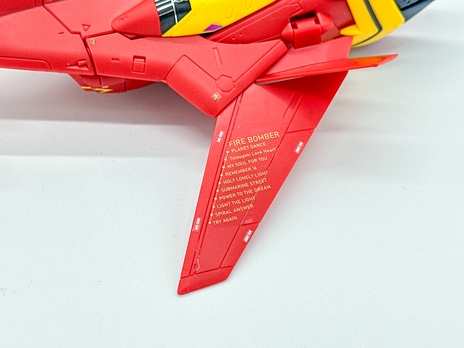 左主翼のアップ。ファイヤーボンバーの曲名リストが水転写デカールで再現されています。