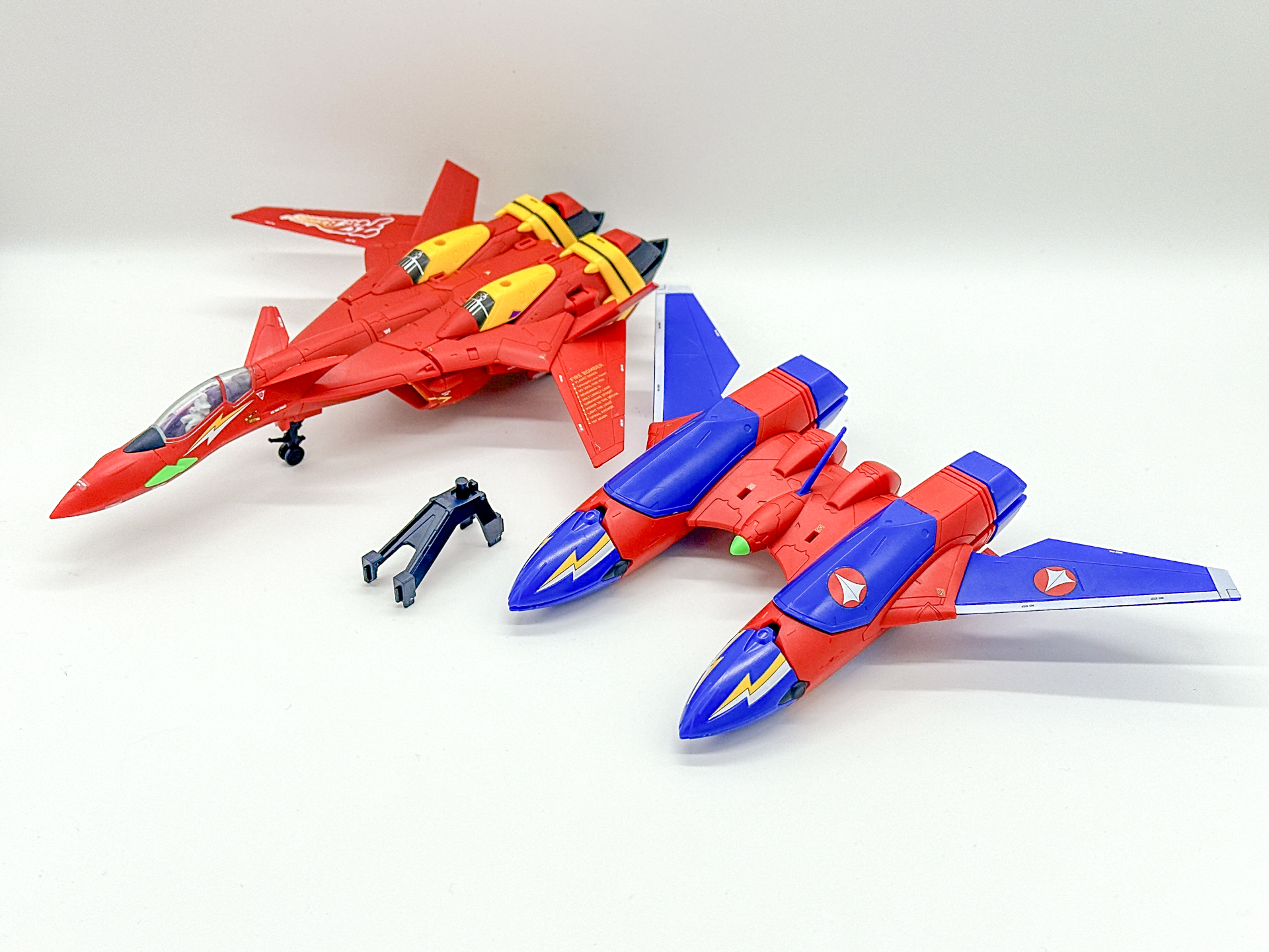 合体前のファイターとサウンドブースター。専用ジョイントにより合体可能です。