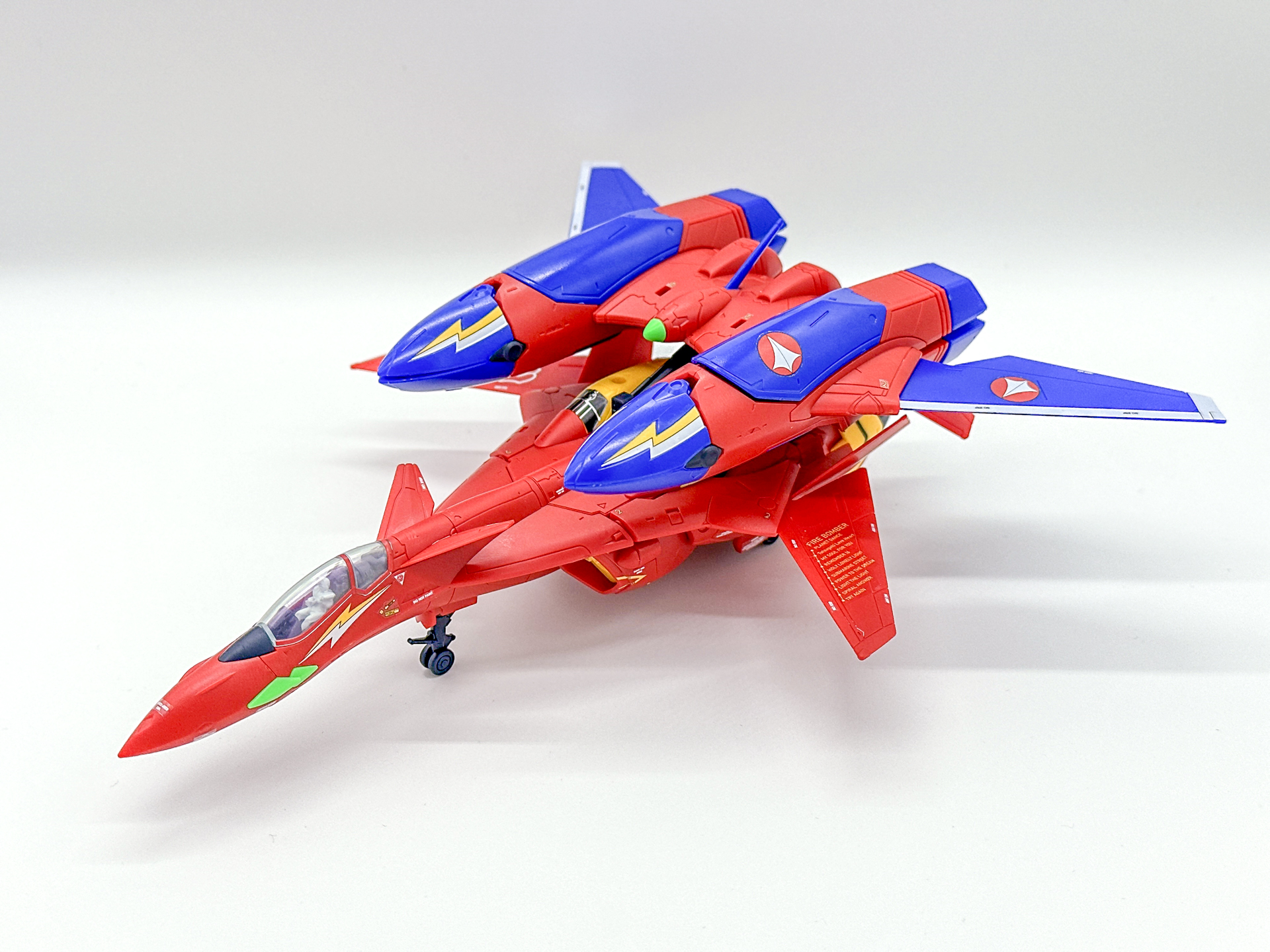 機体上面に専用ジョイントを使用して合体させます。