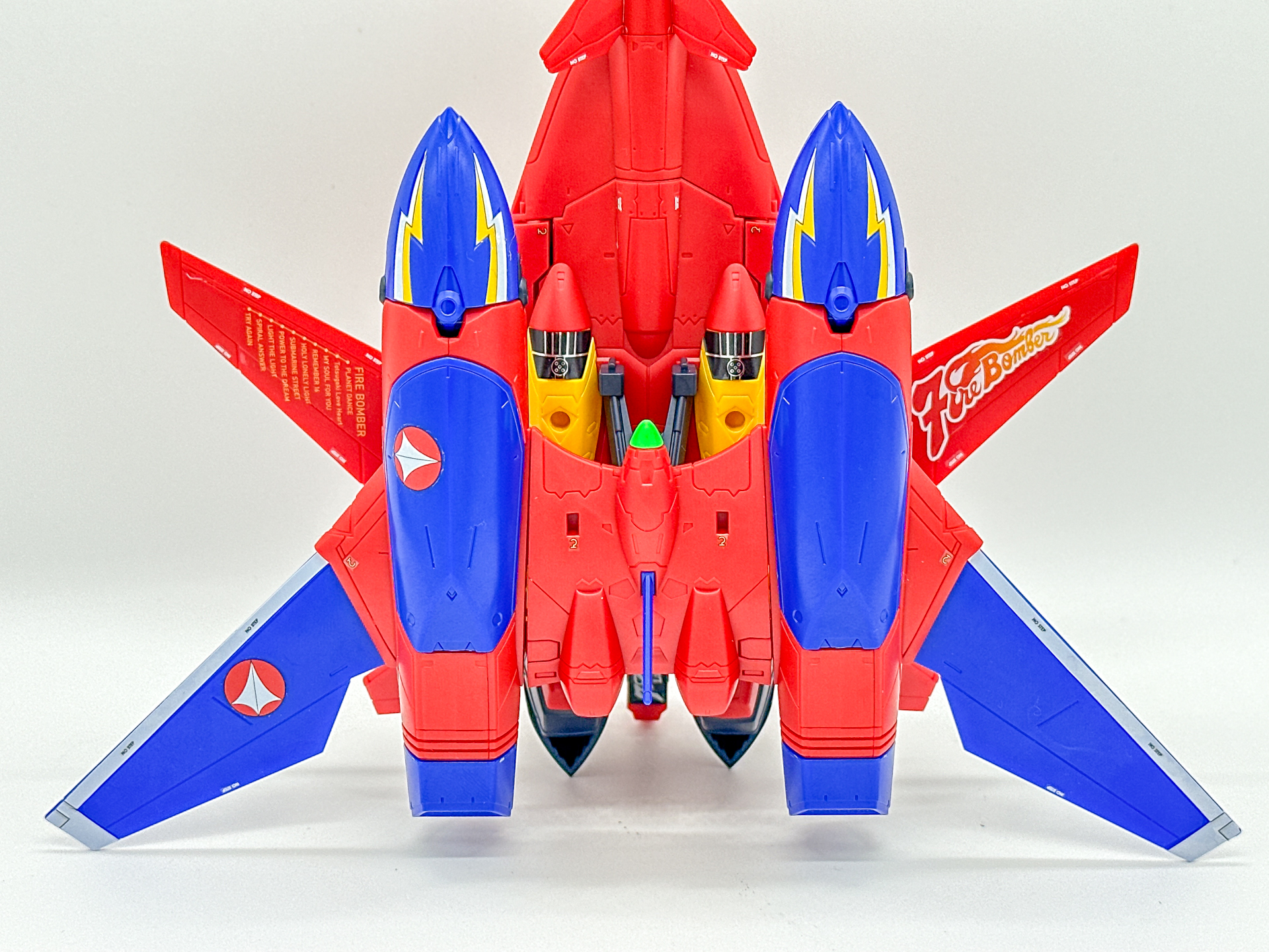 合体させたファイター上面のアップ。ファイターの前進翼とサウンドブースターの後退翼が合わさりSFメカ感が出ます。