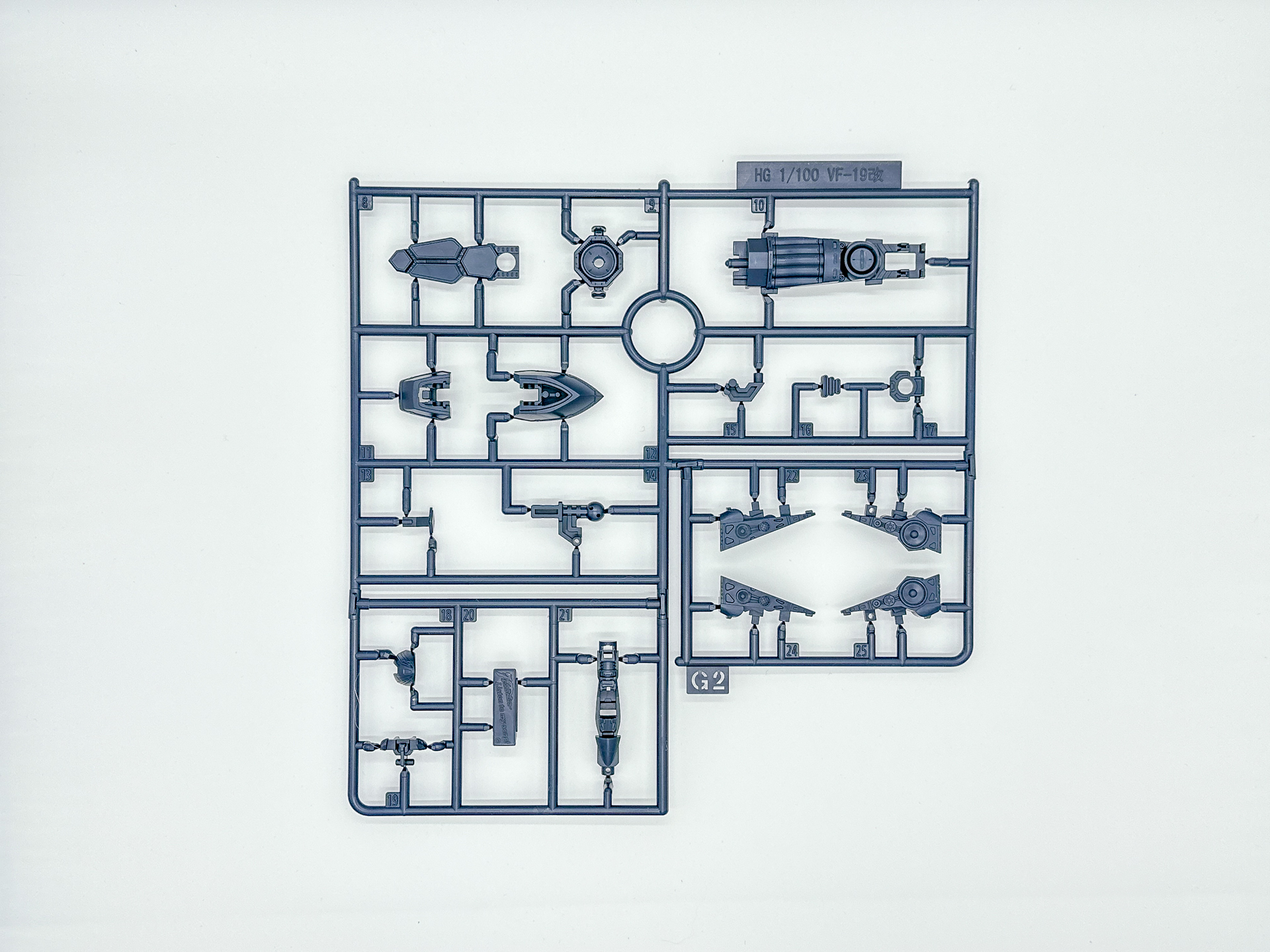 「HG 1/100 VF-19改 ファイヤーバルキリー サウンドブースター装備」を構成するランナーとシール類。一部パーツはYF-19から流用されています。