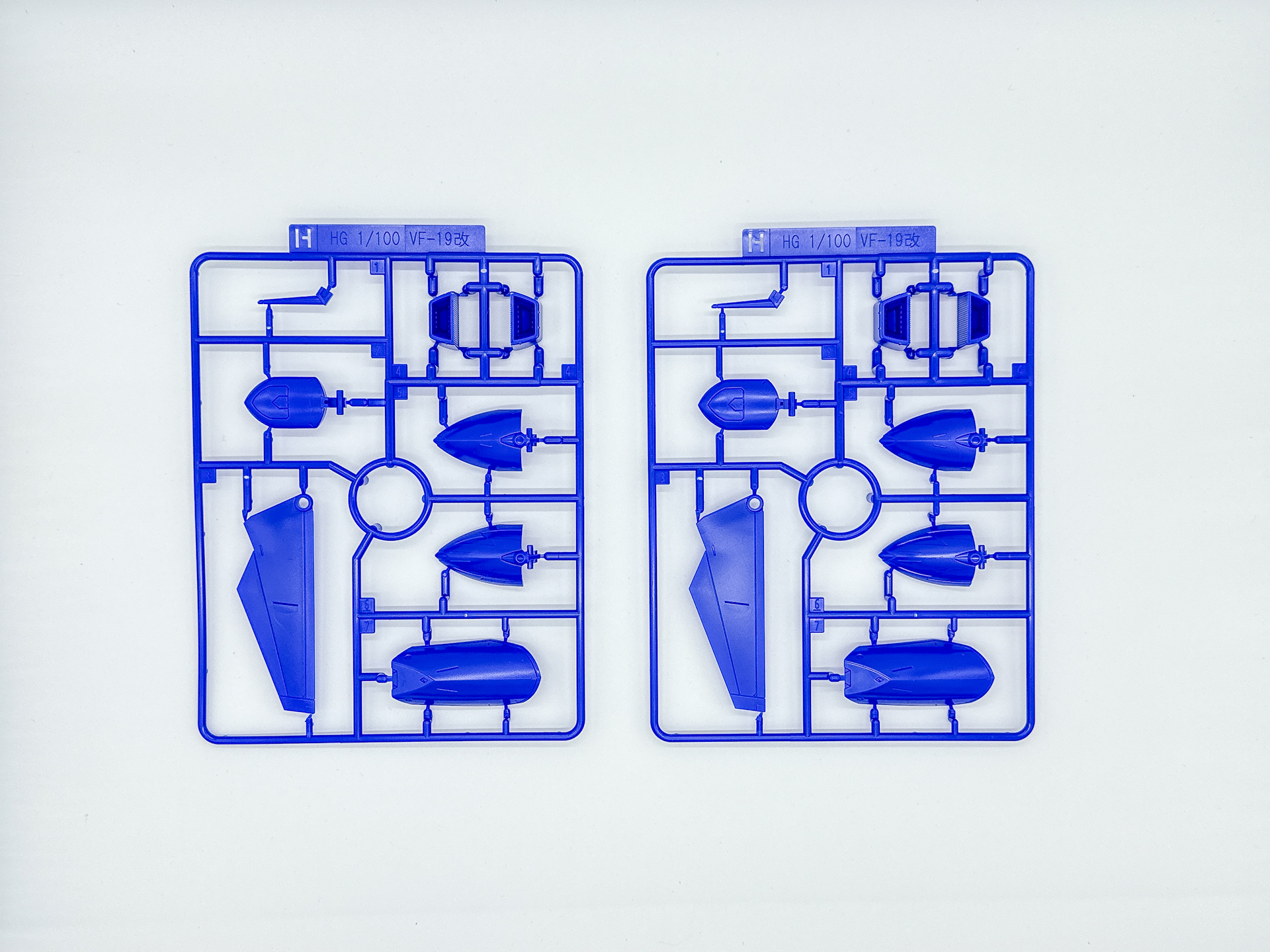 「HG 1/100 VF-19改 ファイヤーバルキリー サウンドブースター装備」を構成するランナーとシール類。一部パーツはYF-19から流用されています。