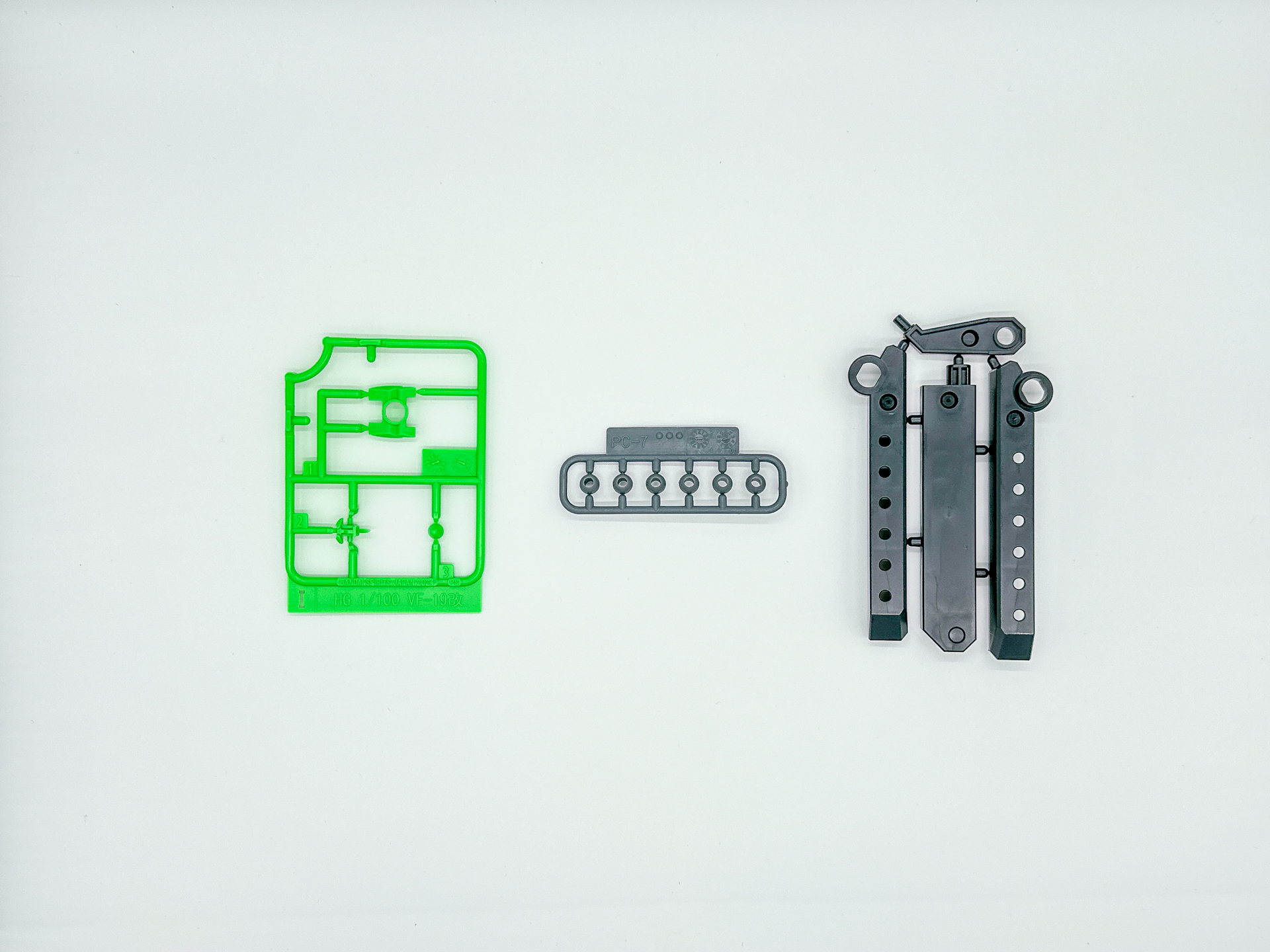 「HG 1/100 VF-19改 ファイヤーバルキリー サウンドブースター装備」を構成するランナーとシール類。一部パーツはYF-19から流用されています。