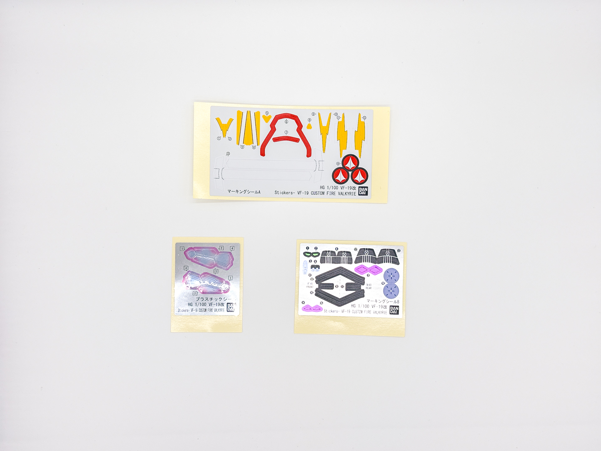 「HG 1/100 VF-19改 ファイヤーバルキリー サウンドブースター装備」を構成するランナーとシール類。一部パーツはYF-19から流用されています。