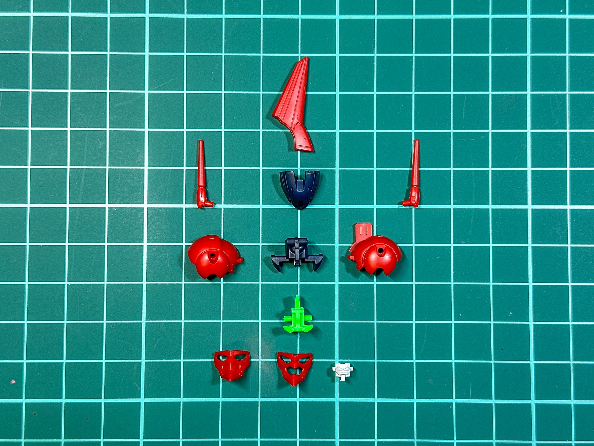 組み立て前の頭部パーツ。全11パーツにて構成されています。