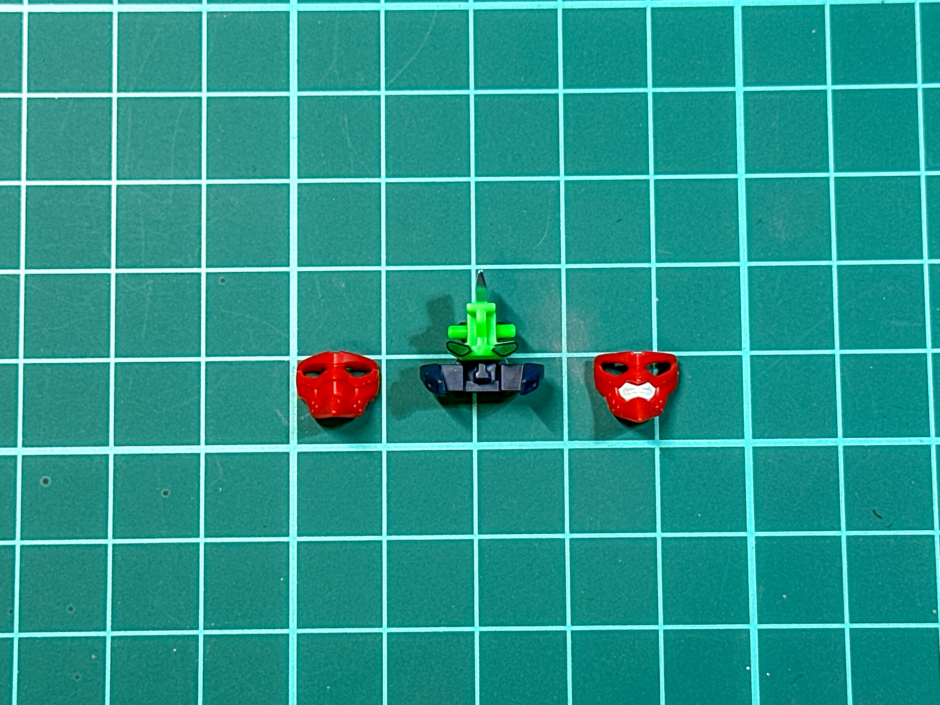 フェイスパーツは内部に組み込む際に表情を選択します。パーツの差し替えは完成後も可能です。