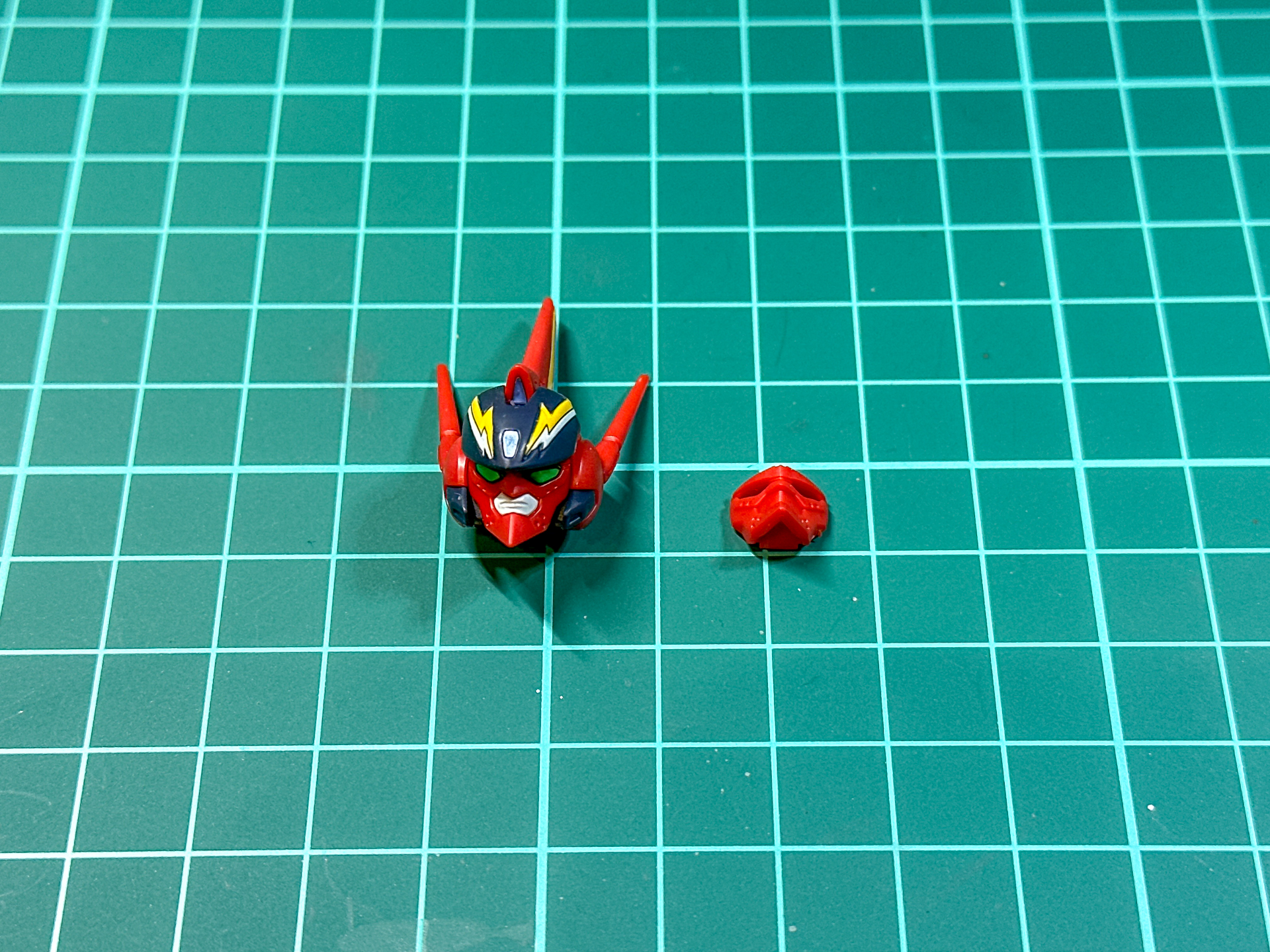 組み立てが完了した頭部パーツ。額部の稲妻カラーは水転写デカールによる色分けです。