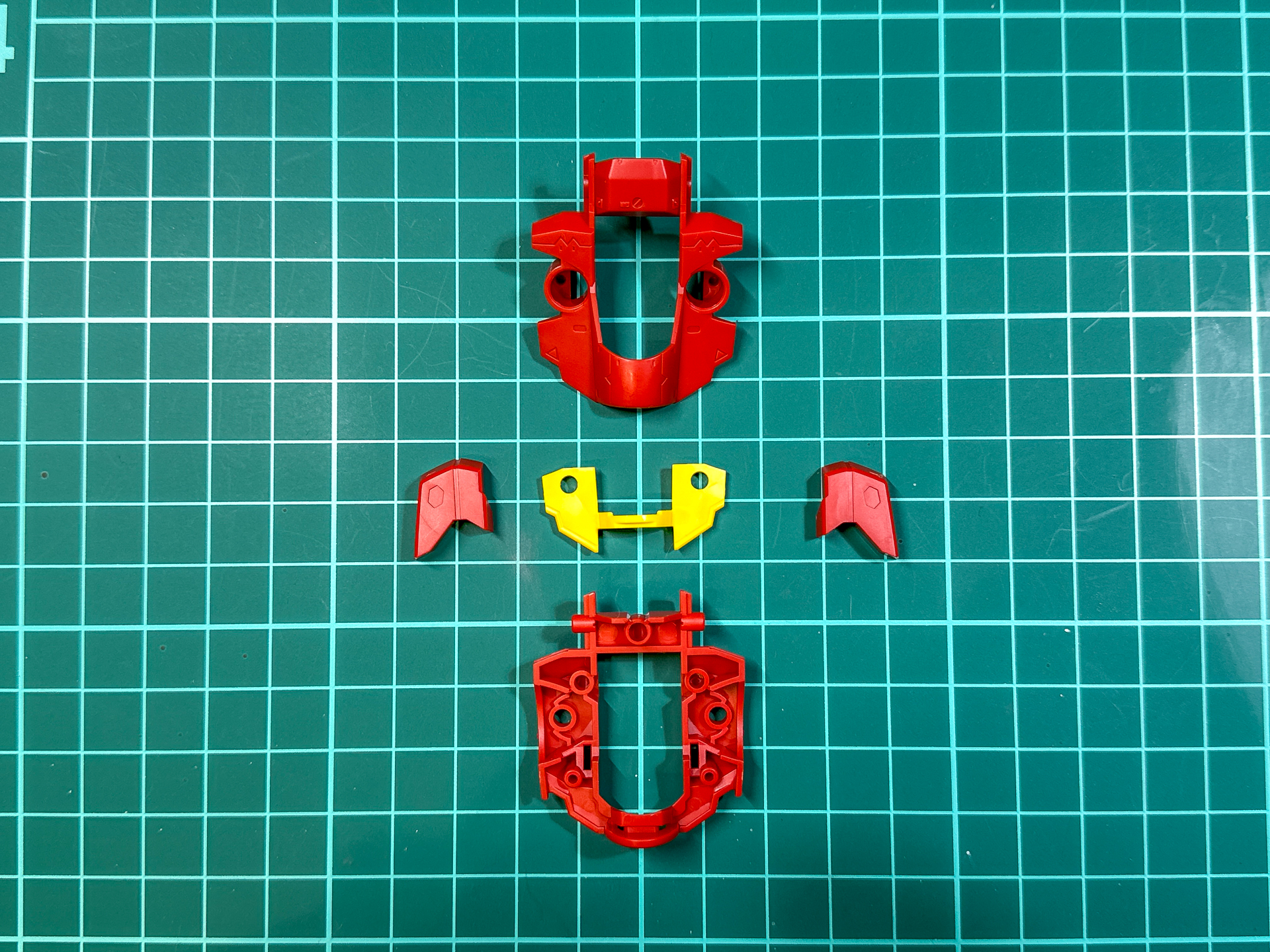 組み立て前の胸部パーツ。全5パーツにて構成されています。