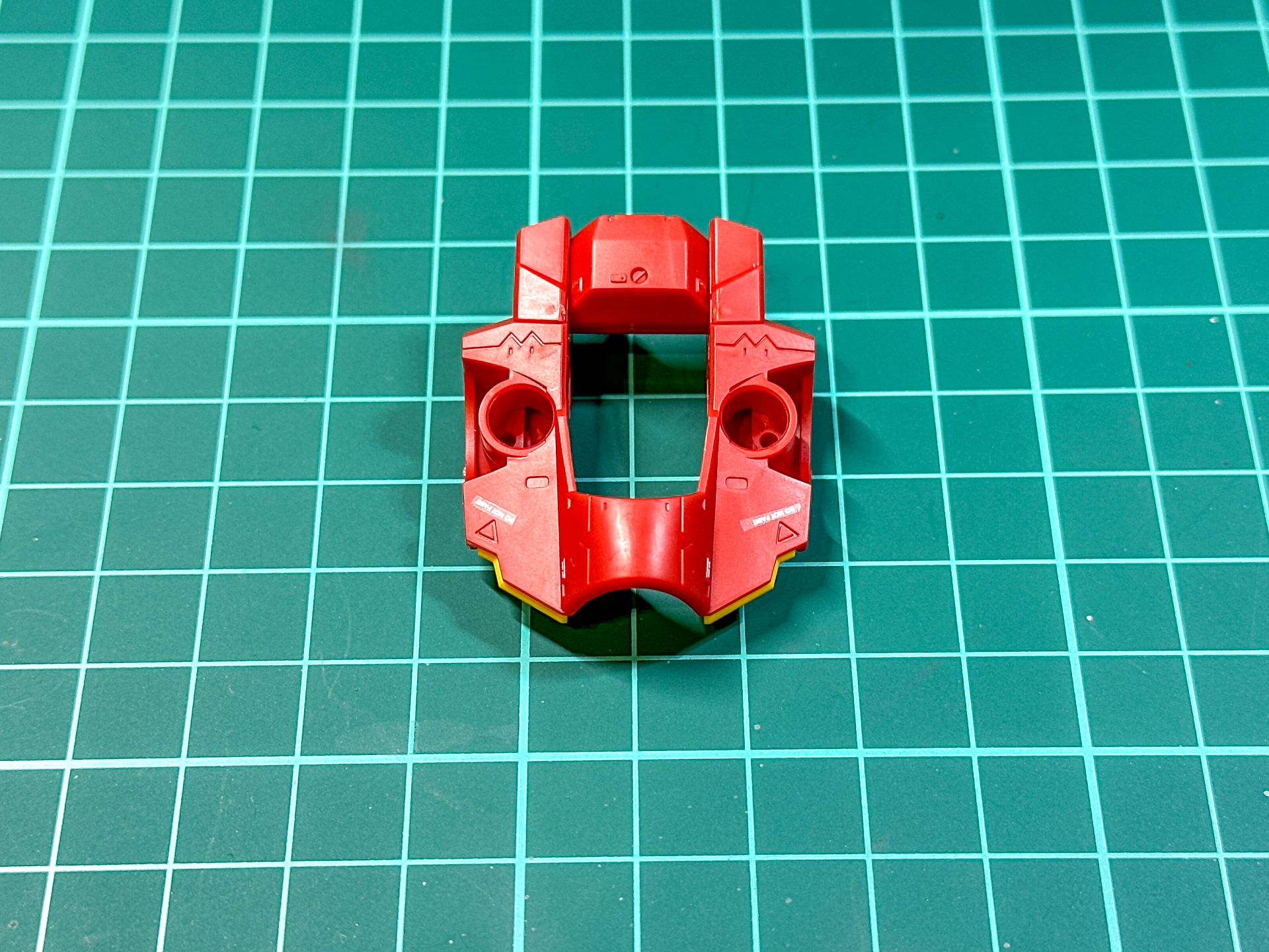 組み立てが完了した胸部パーツ。水転写デカールを使用することで細かい文字を描き込むことができます。