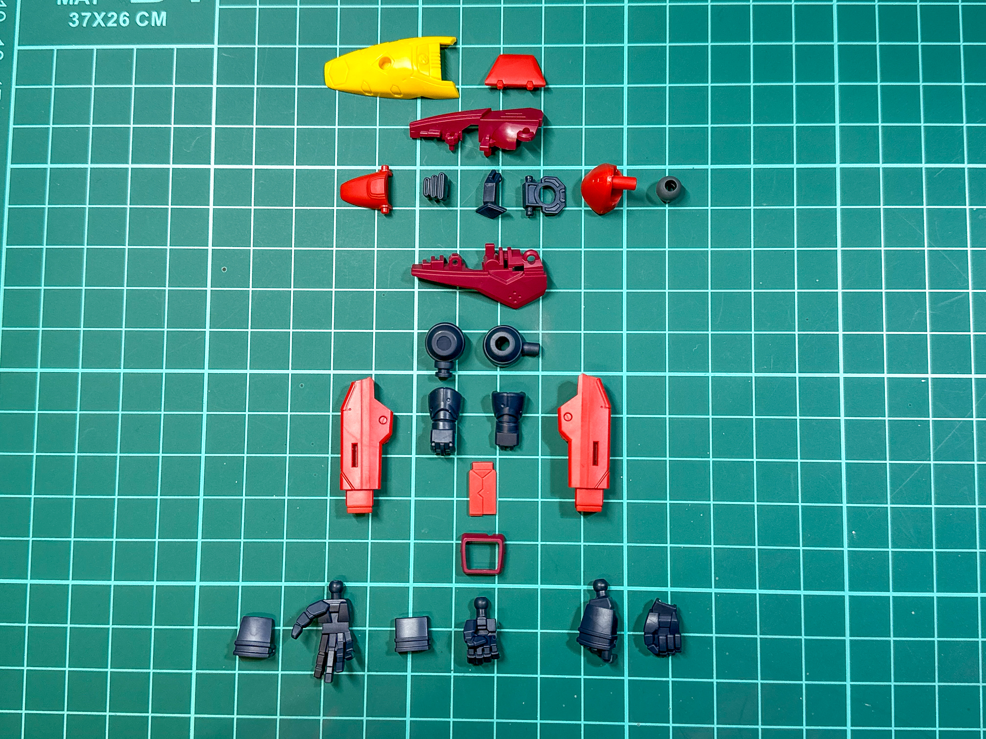 組み立て前の右腕部パーツ。全24パーツにて構成されています。