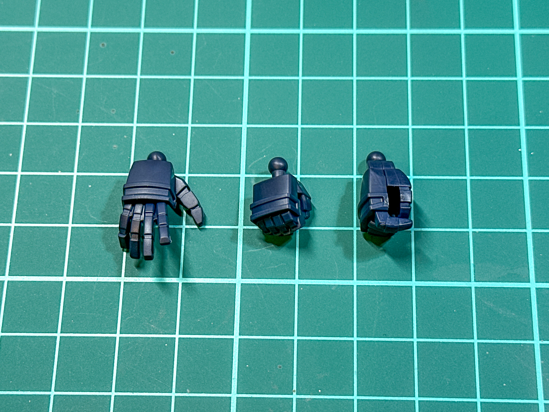 交換用手首パーツは銃持ち手、握り手、開き手が付属します。