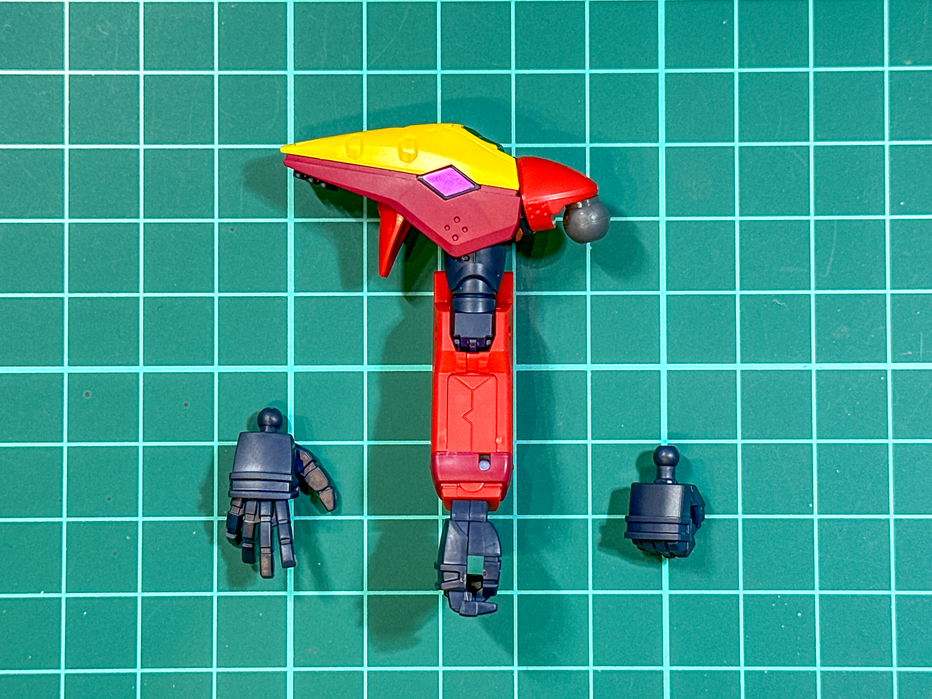 組み立てが完了した右腕部パーツ。肩部のメタリックパープルはマーキングシールによる色分けです。