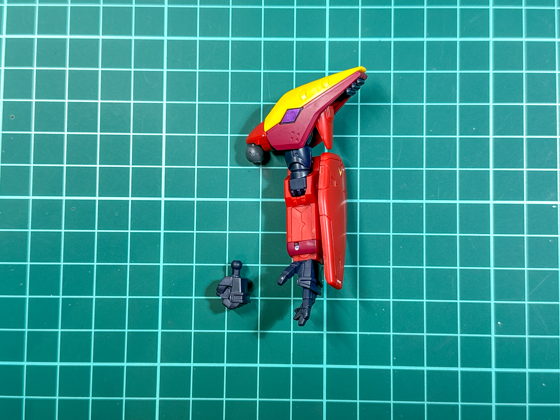 左腕部は交換用手首の種類とシールドの有無が右腕と異なります。