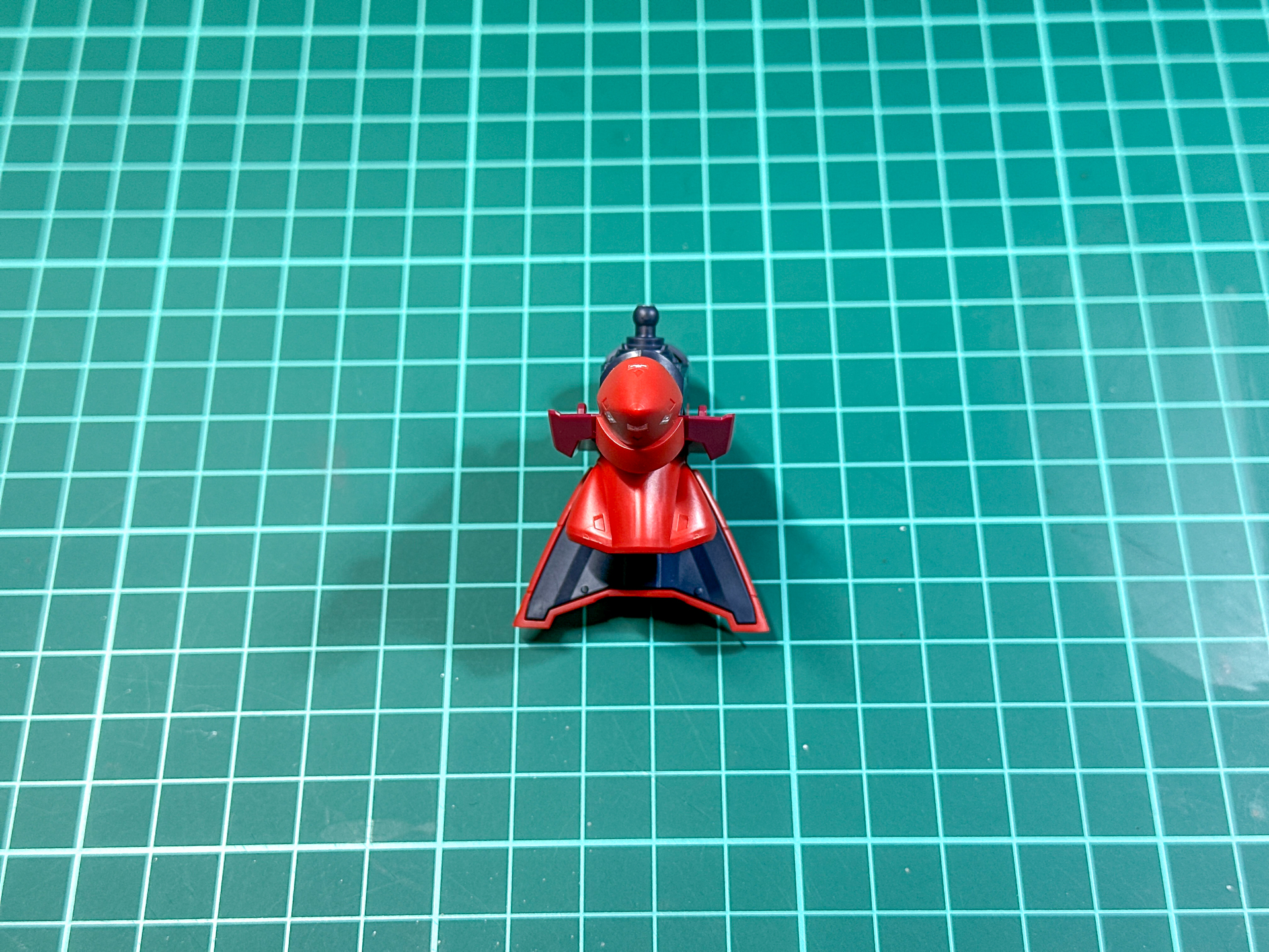 組み立てが完了した腹部パーツ。差し替え変形のため、首関節まで一体となっています。