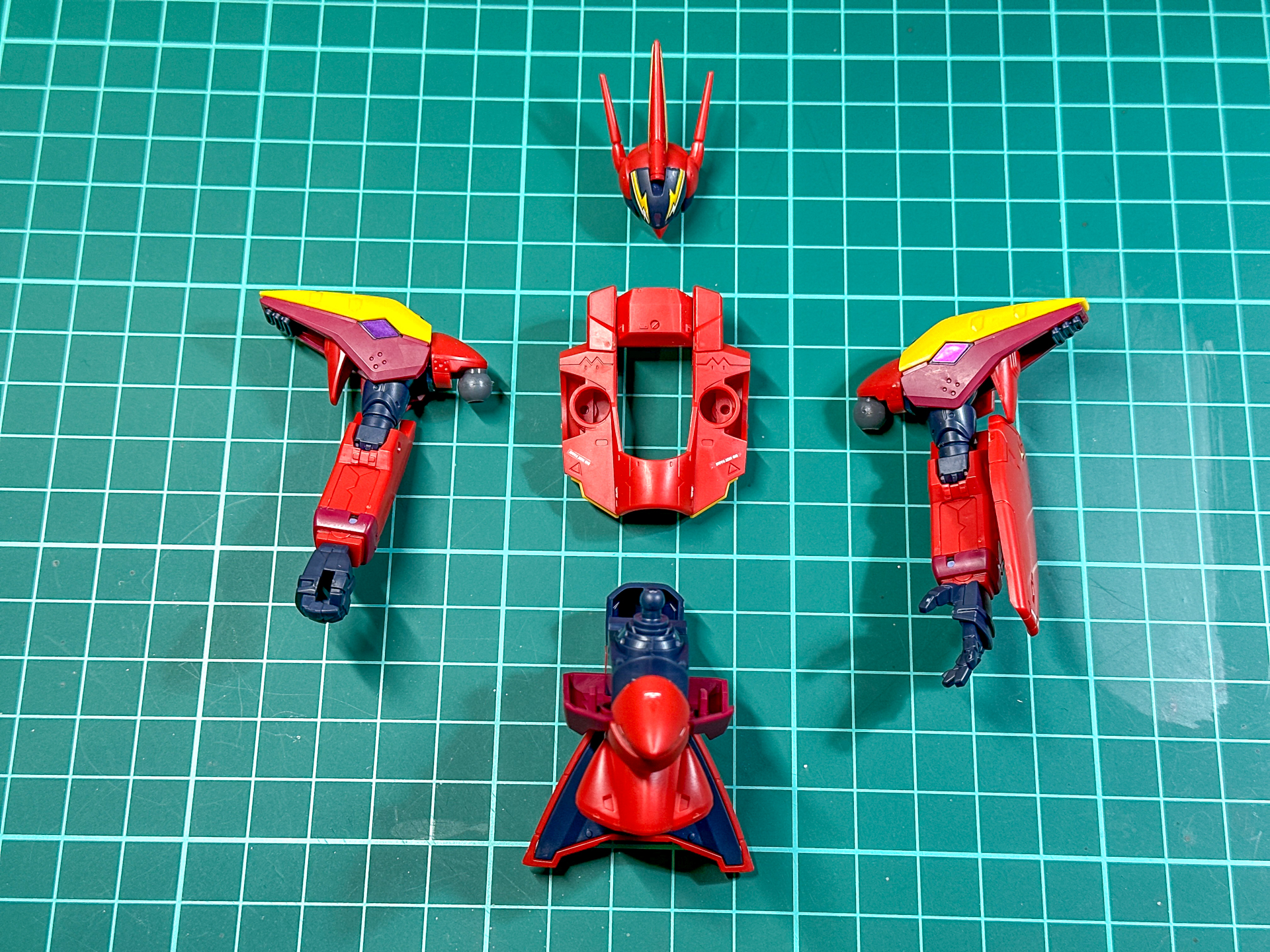 組み立て前の上半身。肩関節および頭部の接続はボールジョイントとなっています。