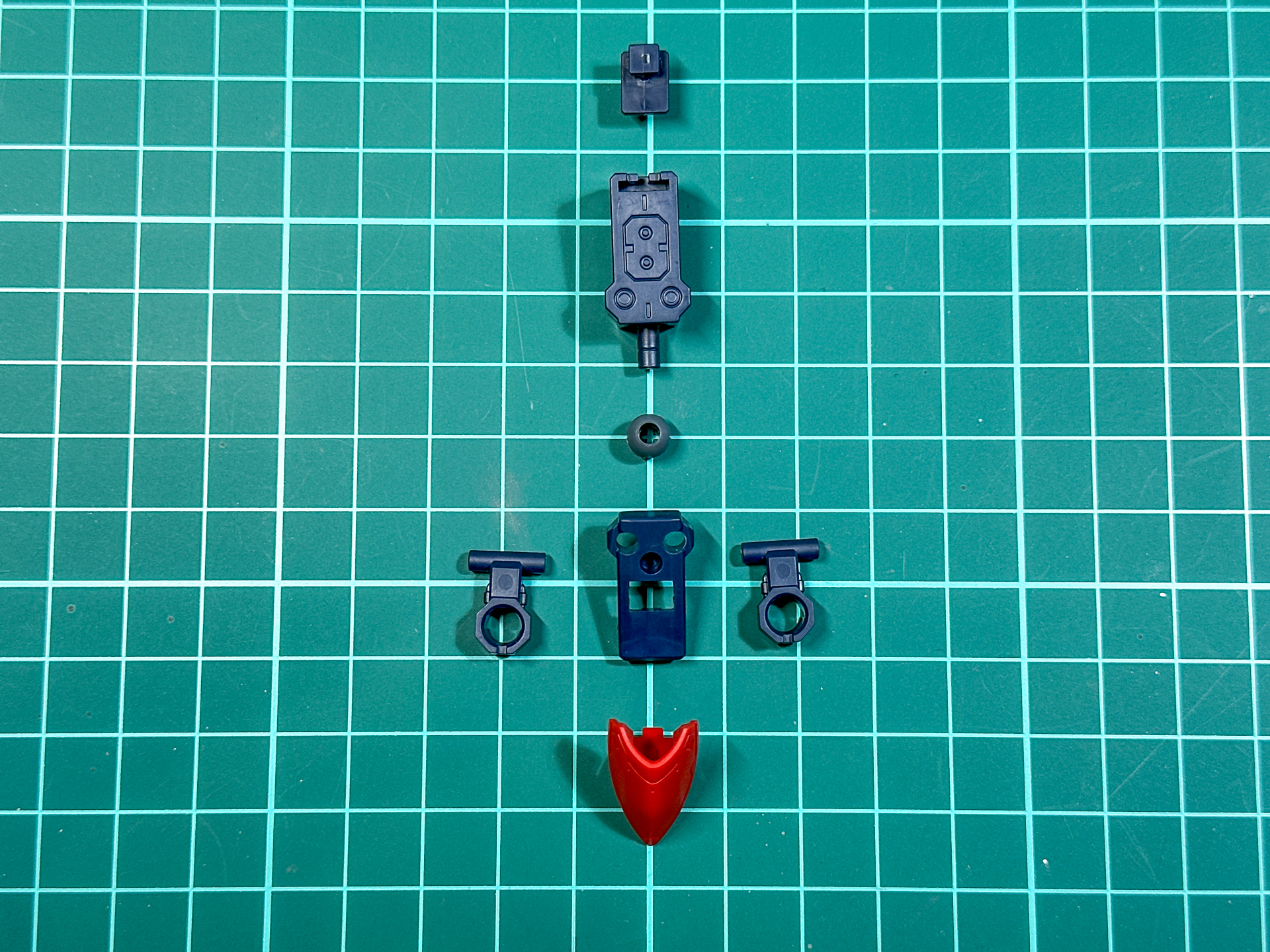 組み立て前の腰部パーツ。全7パーツにて構成されています。