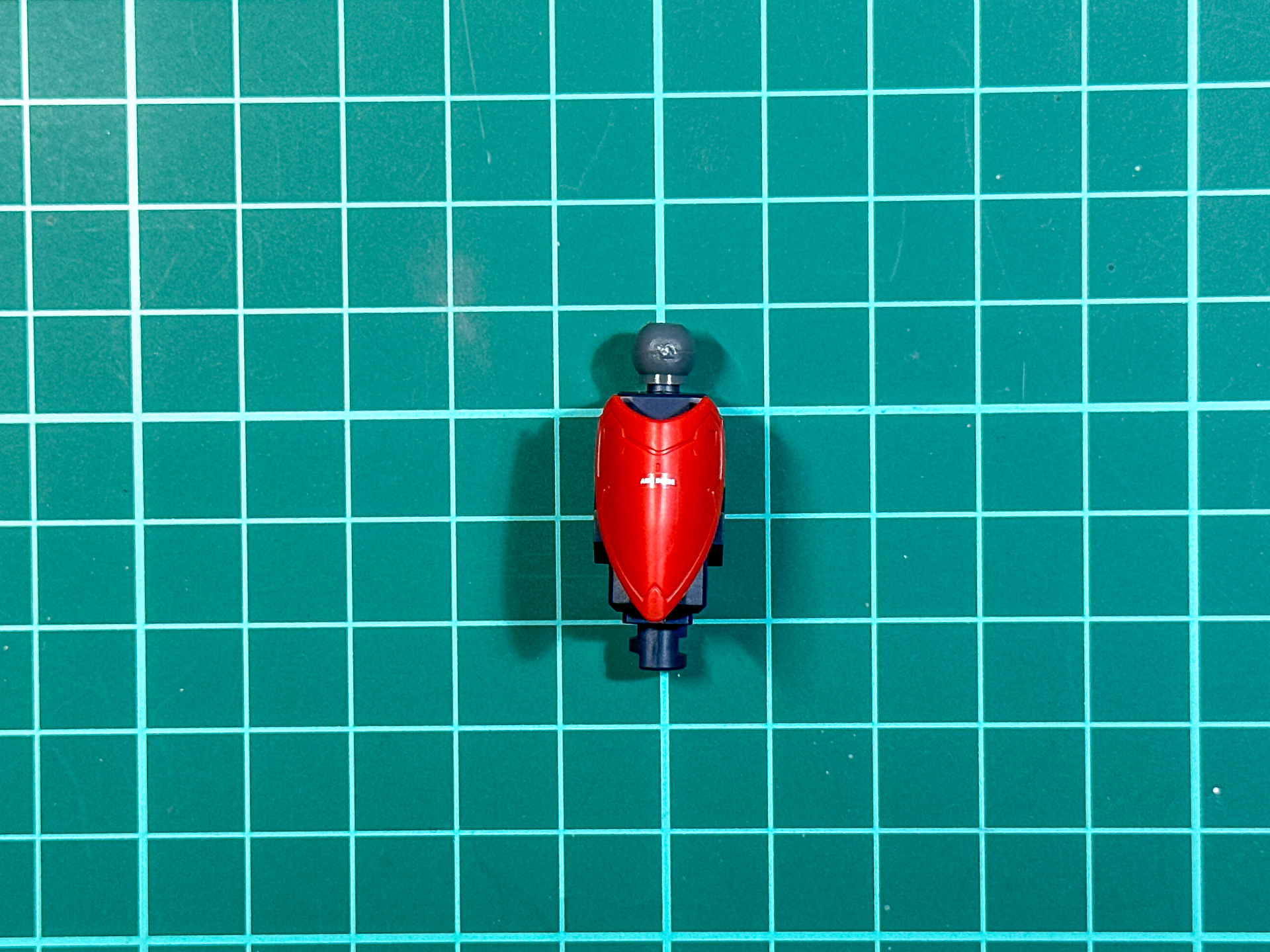 組み立てが完了した腰部パーツ。下部には取り外し可能なスタンドパーツ接続孔があります。